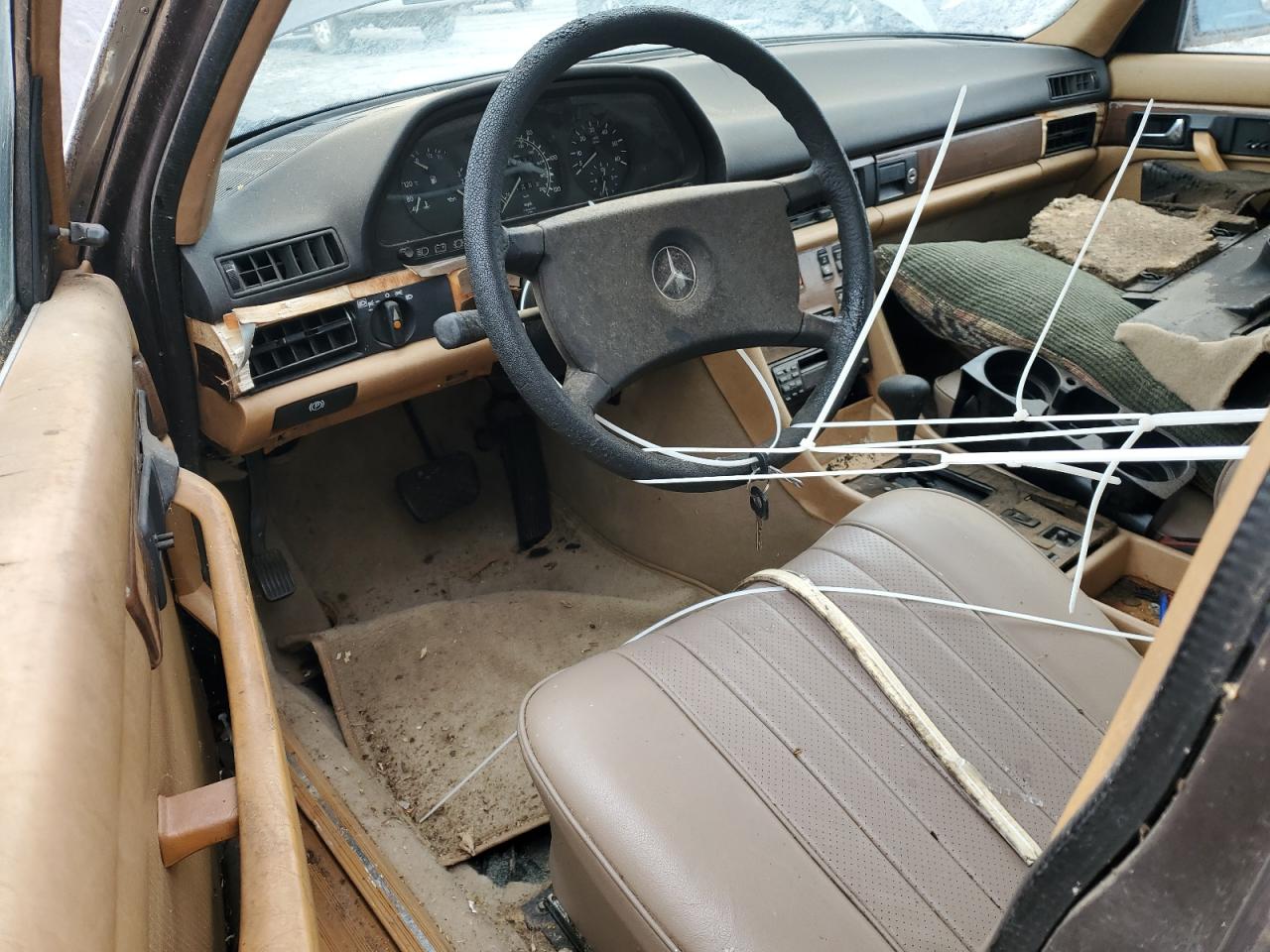 1983 Mercedes-benz 300 Sd Коричневый vin: WDBCB20A7DB035316