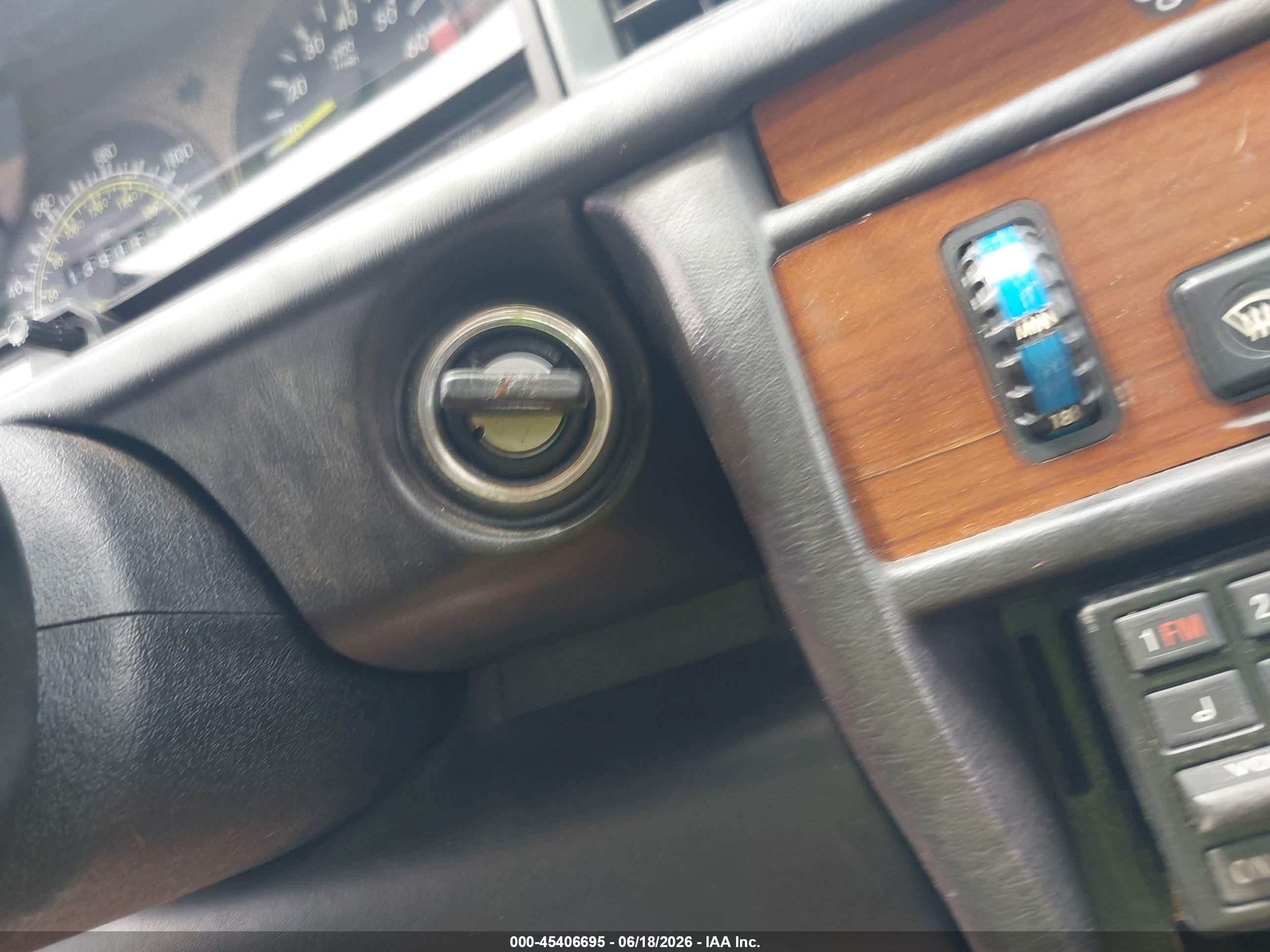 1988 Mercedes-benz 190 E 2.3 Красный vin: WDBDA28D7JF533459