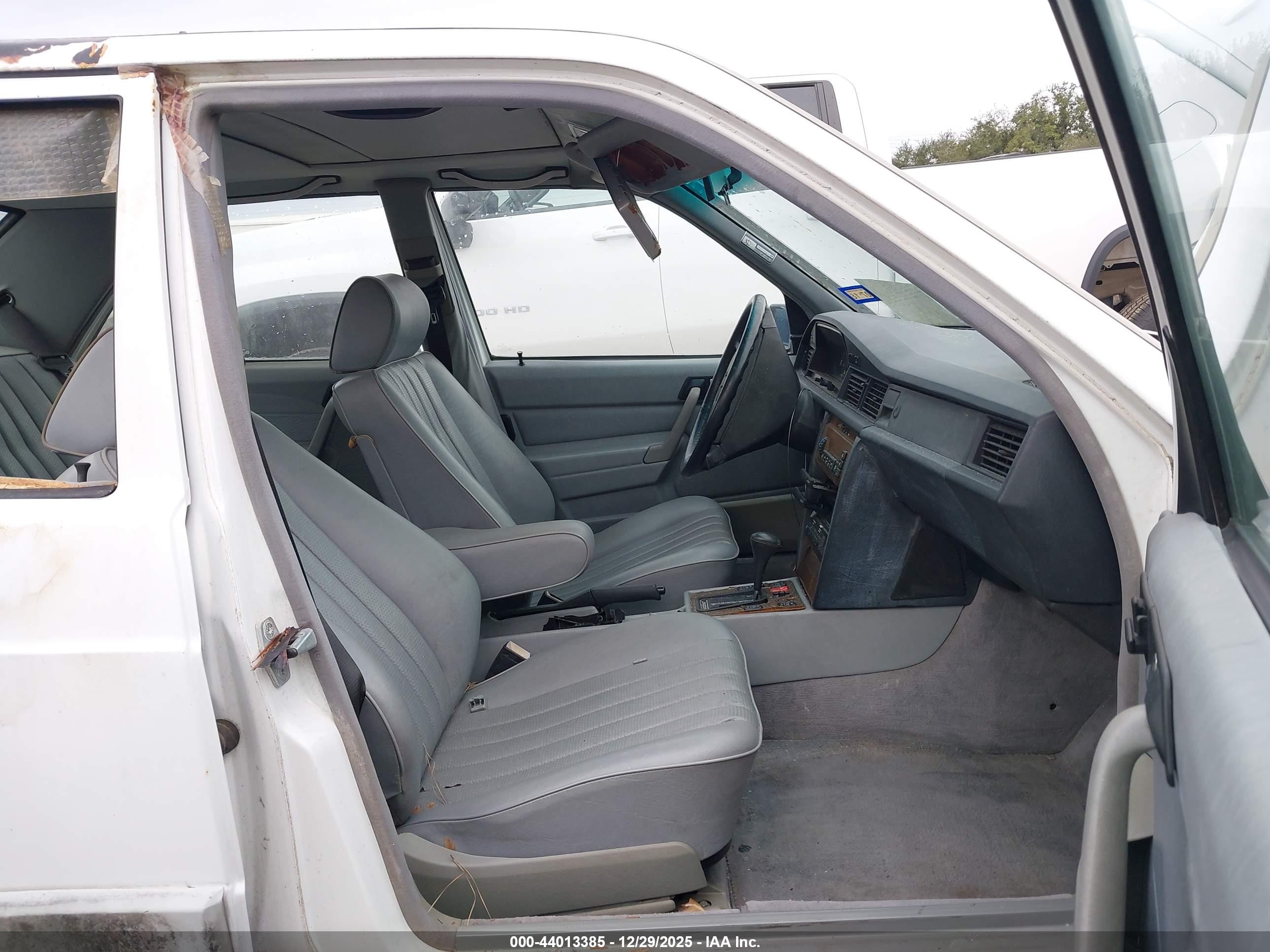 1990 Mercedes-benz 190 E 2.6 White vin: WDBDA29D1LF711447