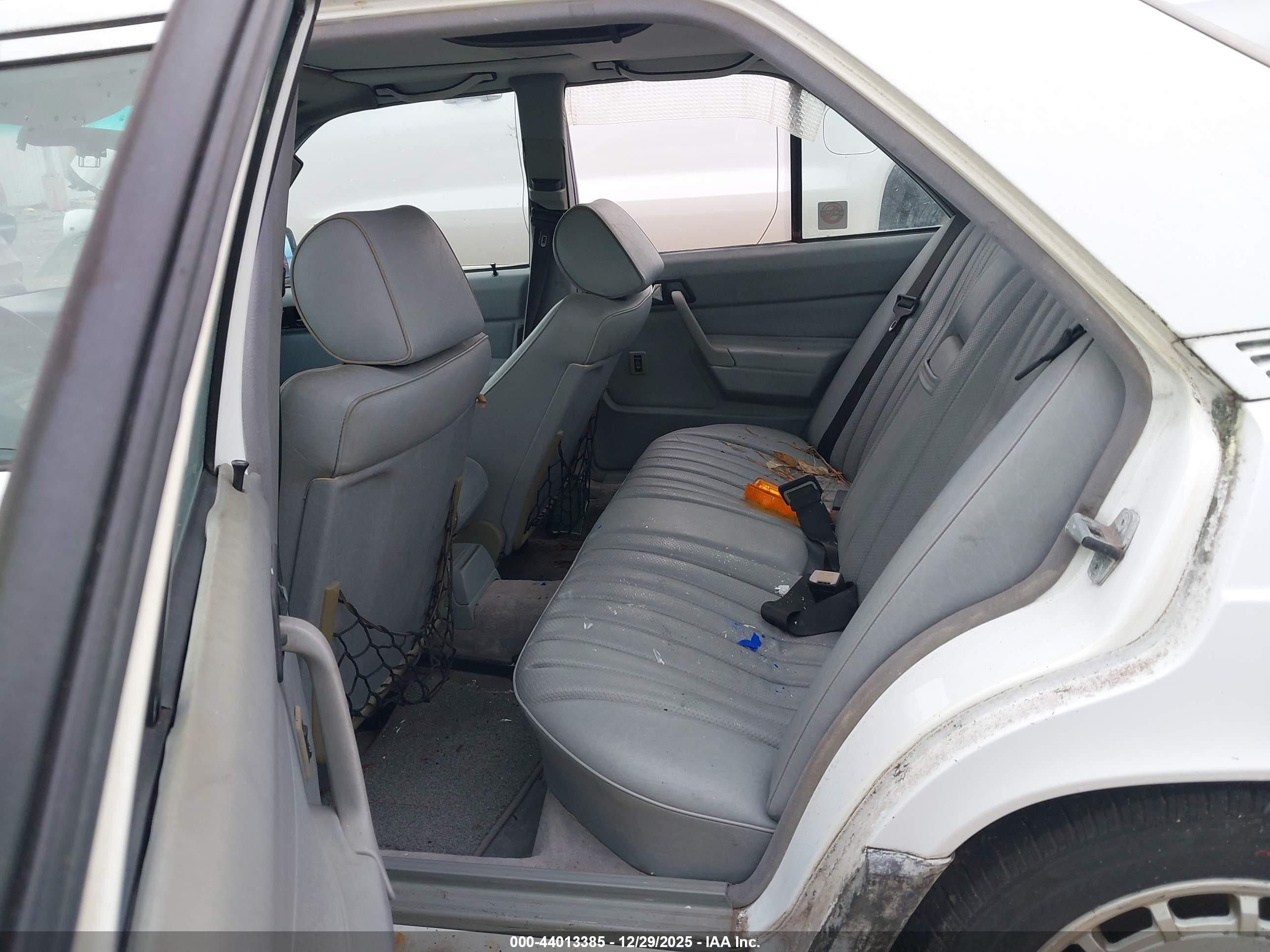 1990 Mercedes-benz 190 E 2.6 White vin: WDBDA29D1LF711447
