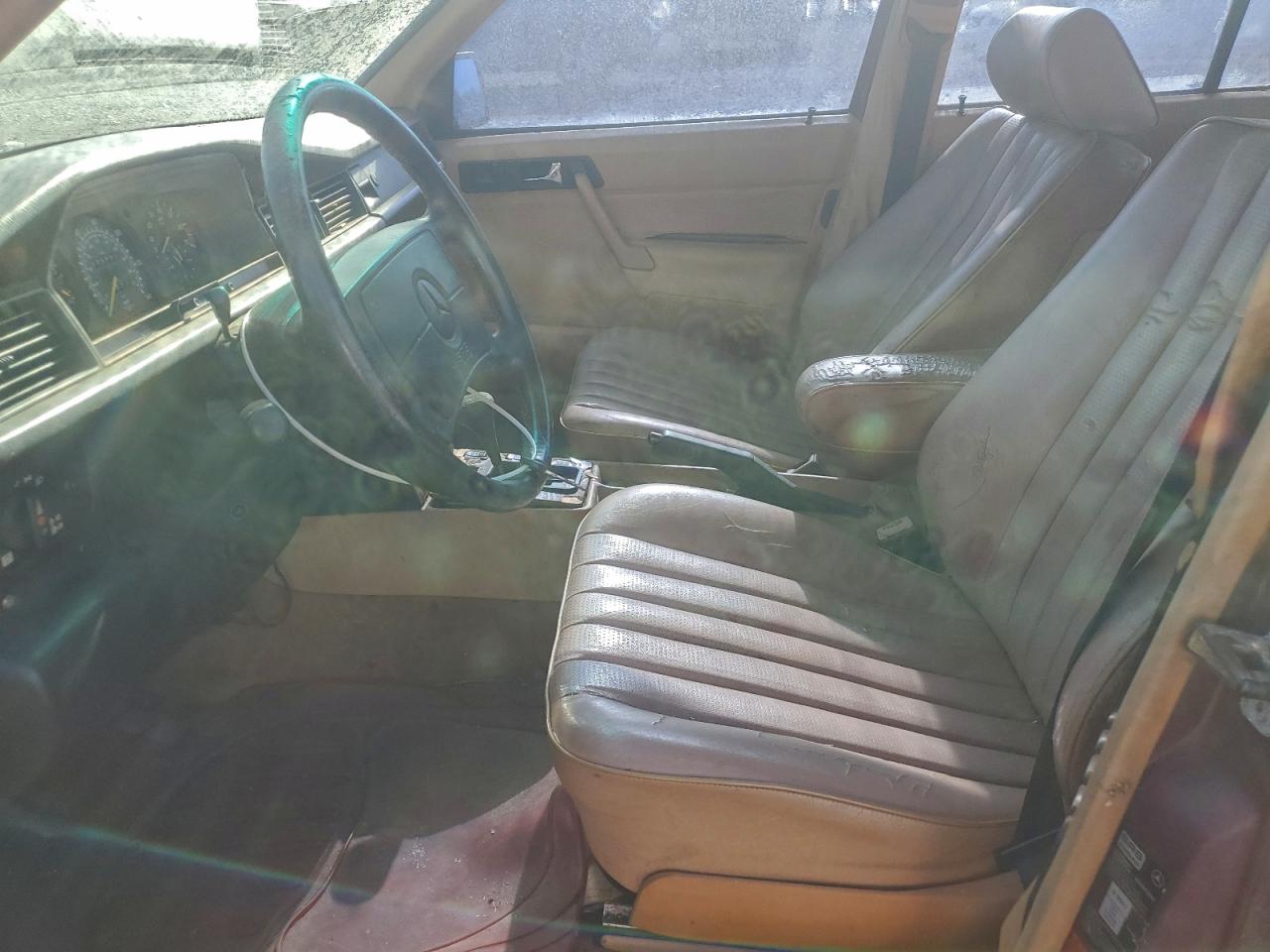 1991 Mercedes-benz 190 E 2.6 Red vin: WDBDA29D2MF819044