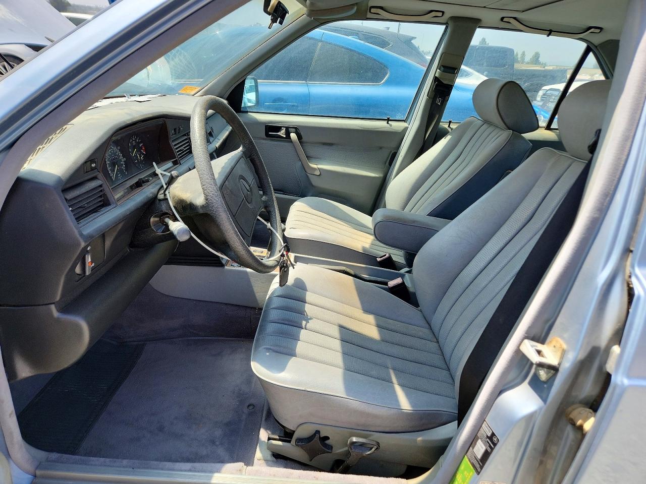 1989 Mercedes-benz 190 E 2.6 Blue vin: WDBDA29D3KF624910