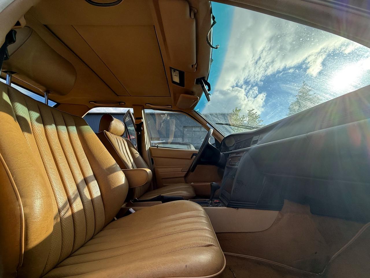 1989 Mercedes-benz 190 E 2.6 Gold vin: WDBDA29D4KF628626