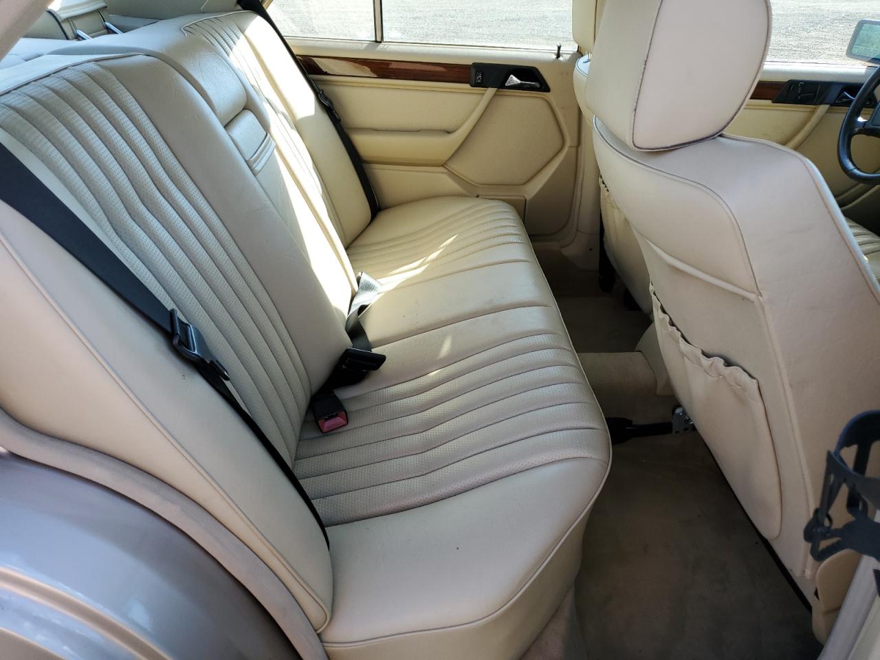1990 Mercedes-benz 300 E 2.6 Beige vin: WDBEA26D2LB221888