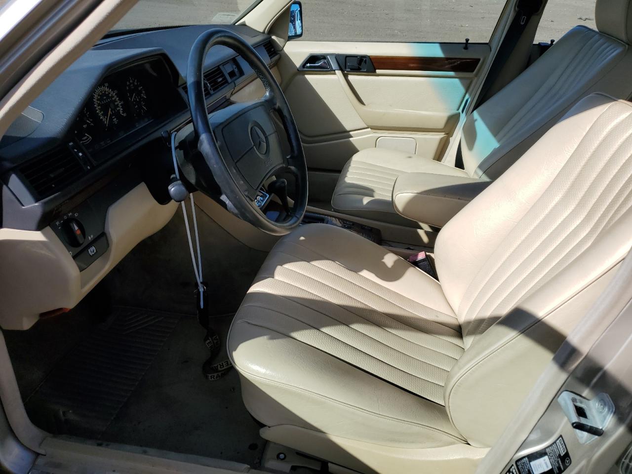 1990 Mercedes-benz 300 E 2.6 Beige vin: WDBEA26D2LB221888