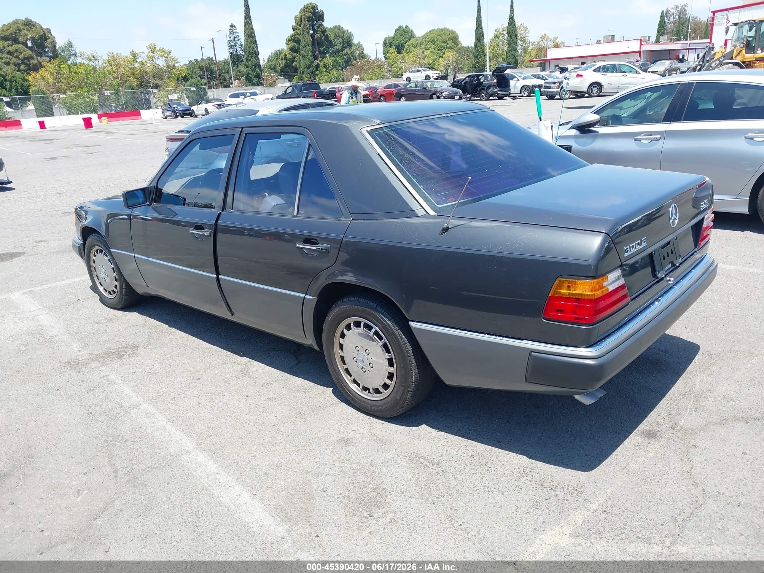 1990 Mercedes-benz 300 E 2.6 Black vin: WDBEA26D2LB232454