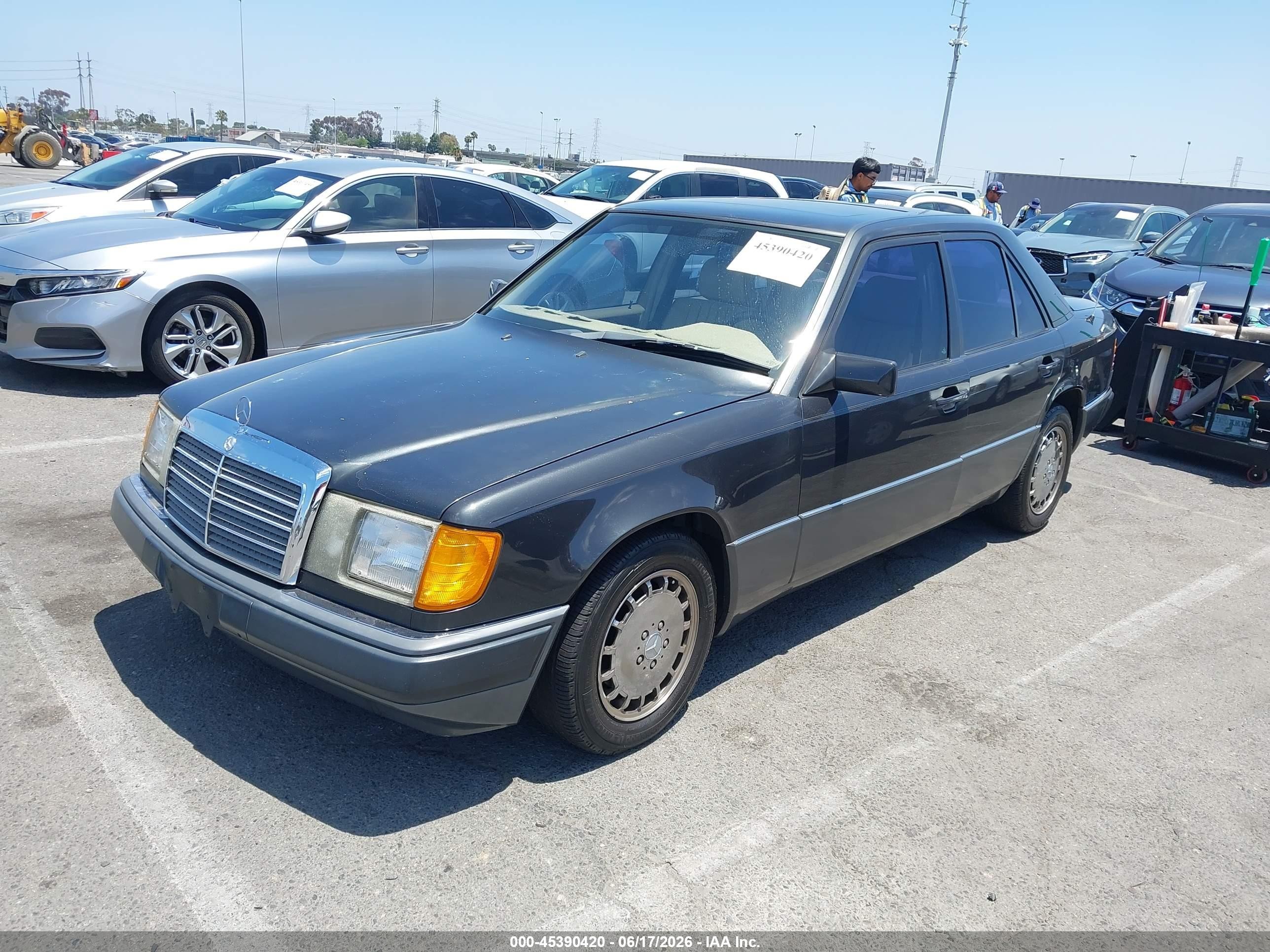 1990 Mercedes-benz 300 E 2.6 Black vin: WDBEA26D2LB232454
