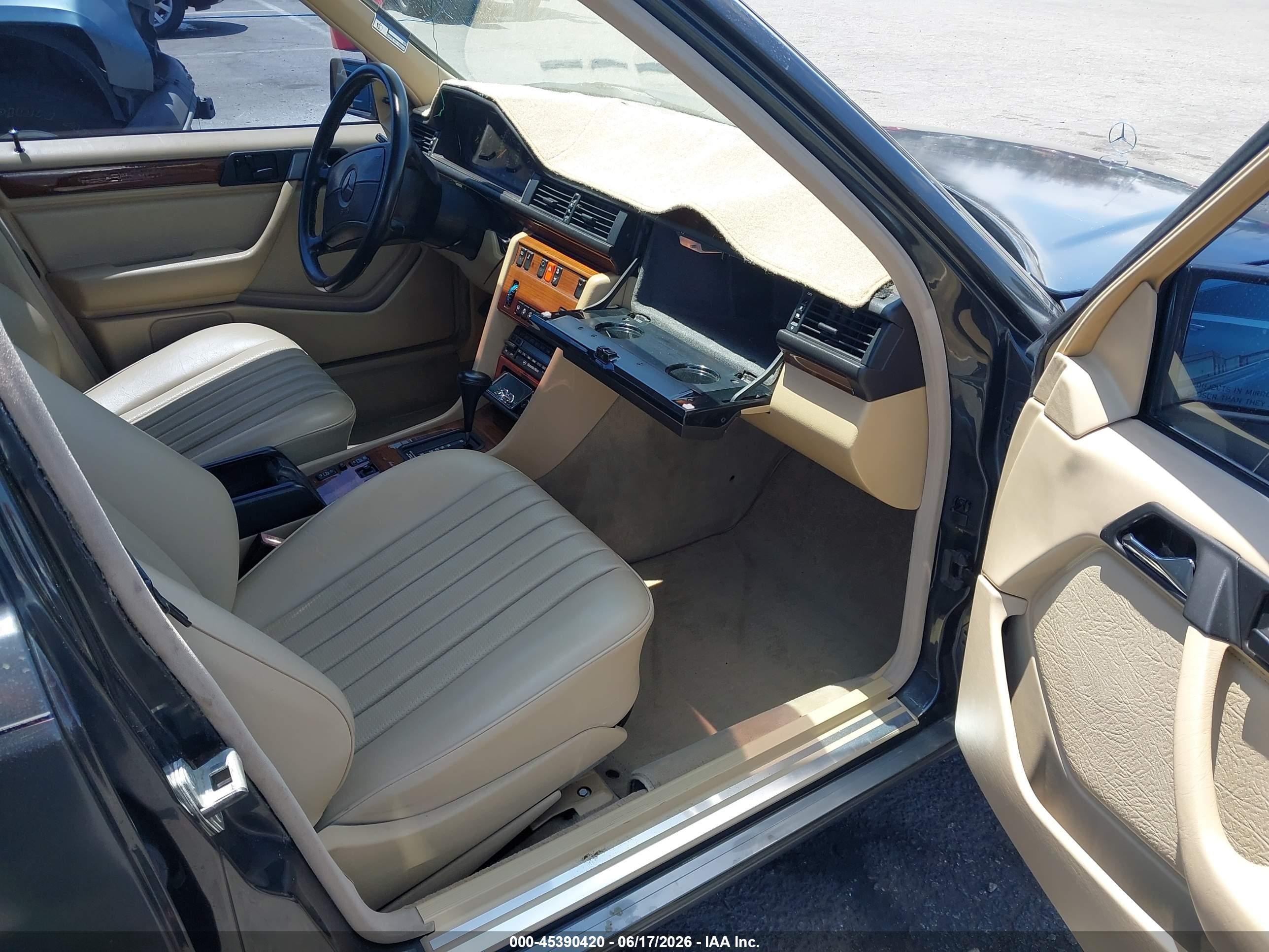 1990 Mercedes-benz 300 E 2.6 Black vin: WDBEA26D2LB232454