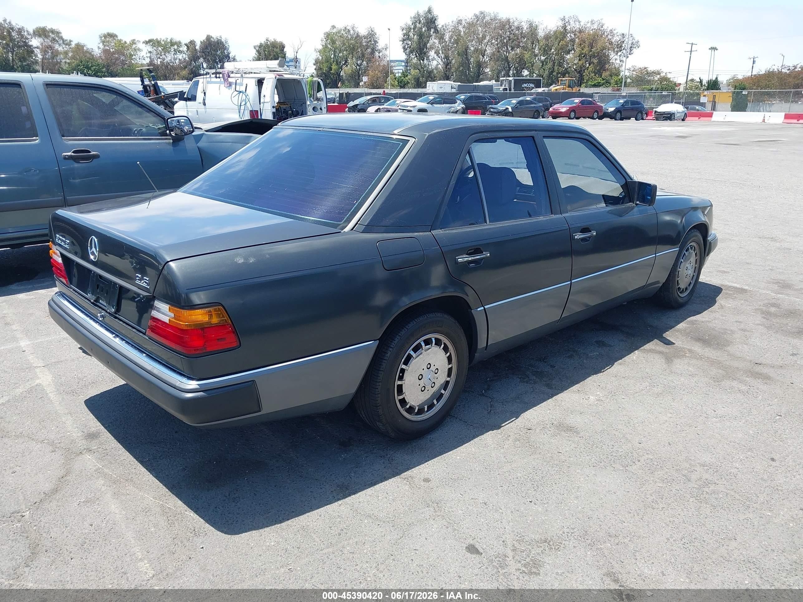 1990 Mercedes-benz 300 E 2.6 Black vin: WDBEA26D2LB232454