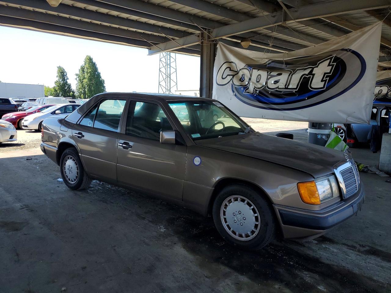 1990 Mercedes Benz 300 E 2.6 Brown vin: WDBEA26D5LB281082