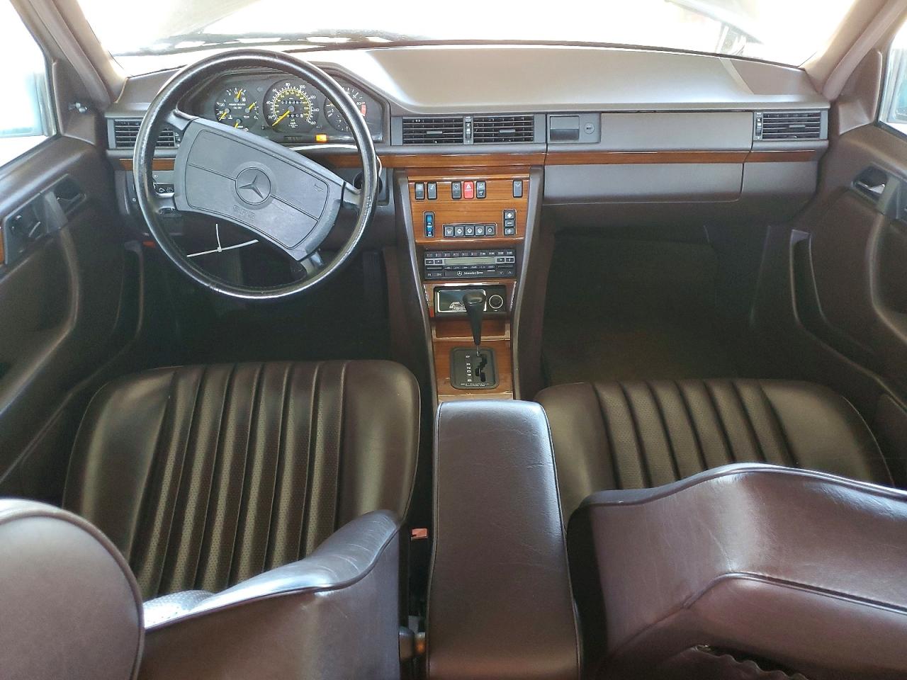 1990 Mercedes Benz 300 E 2.6 Brown vin: WDBEA26D5LB281082