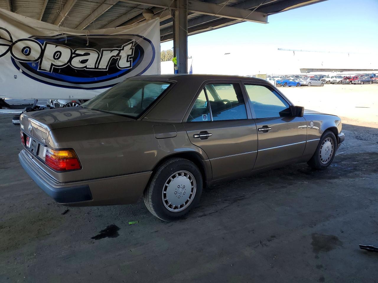 1990 Mercedes Benz 300 E 2.6 Brown vin: WDBEA26D5LB281082