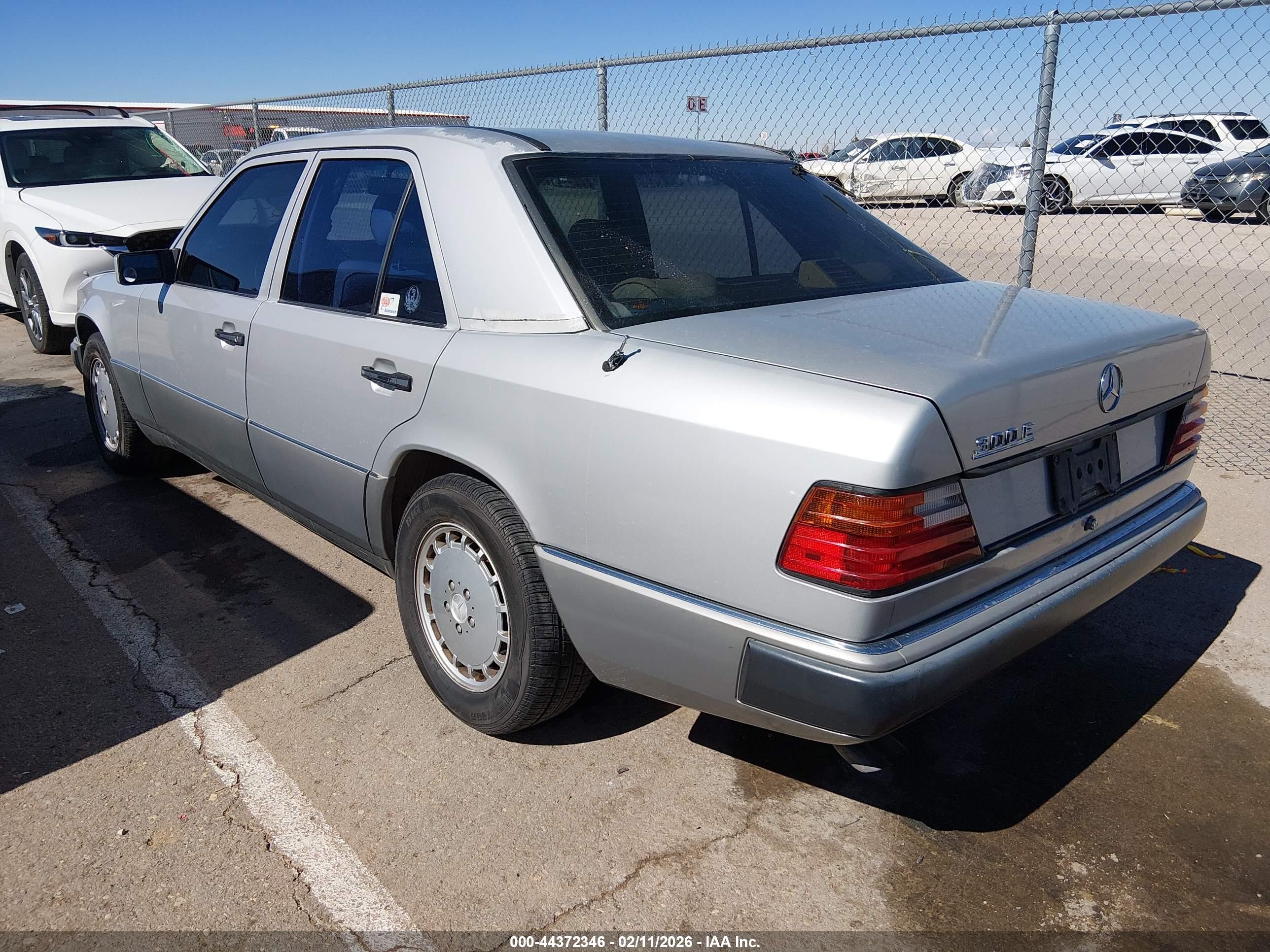1990 Mercedes-benz 300 E 2.6 Silver vin: WDBEA26D7LB160134