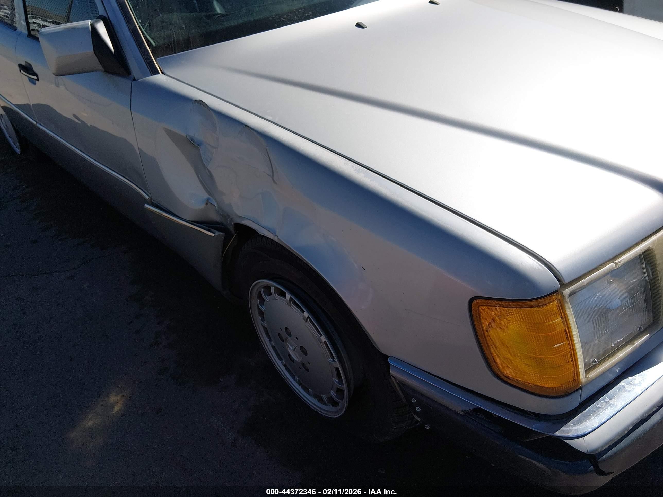 1990 Mercedes-benz 300 E 2.6 Silver vin: WDBEA26D7LB160134