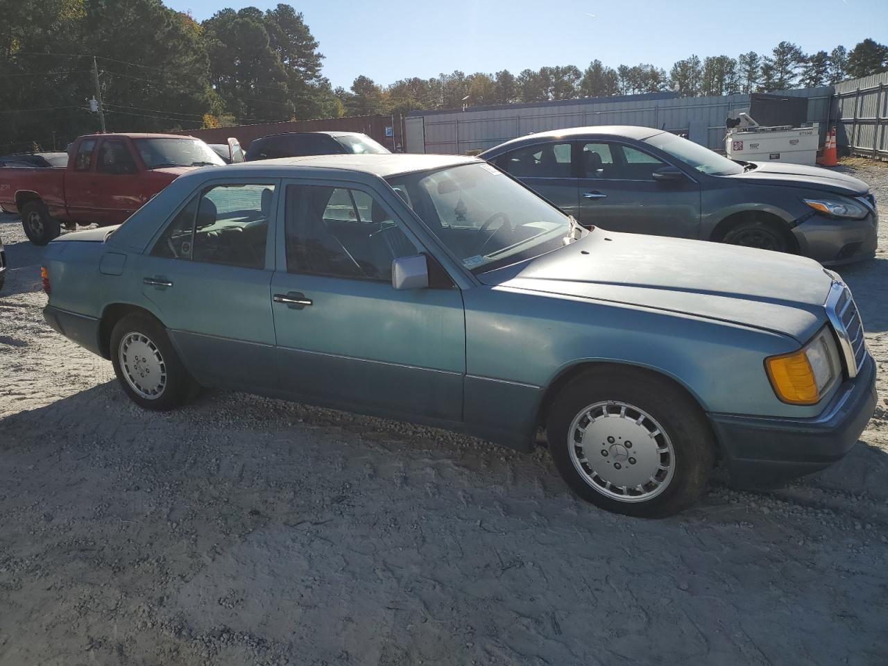 1992 Mercedes-benz 300 E 2.6 Бирюзовый vin: WDBEA26D7NB552341