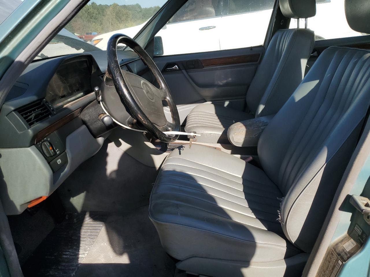 1992 Mercedes-benz 300 E 2.6 Бирюзовый vin: WDBEA26D7NB552341