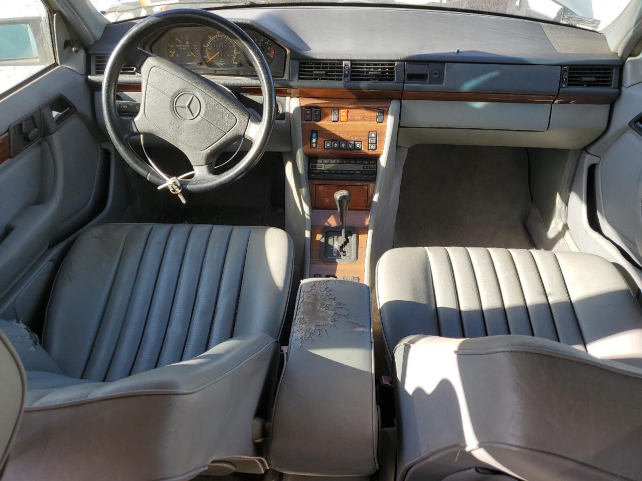 1992 Mercedes-benz 300 E 2.6 Бирюзовый vin: WDBEA26D7NB552341