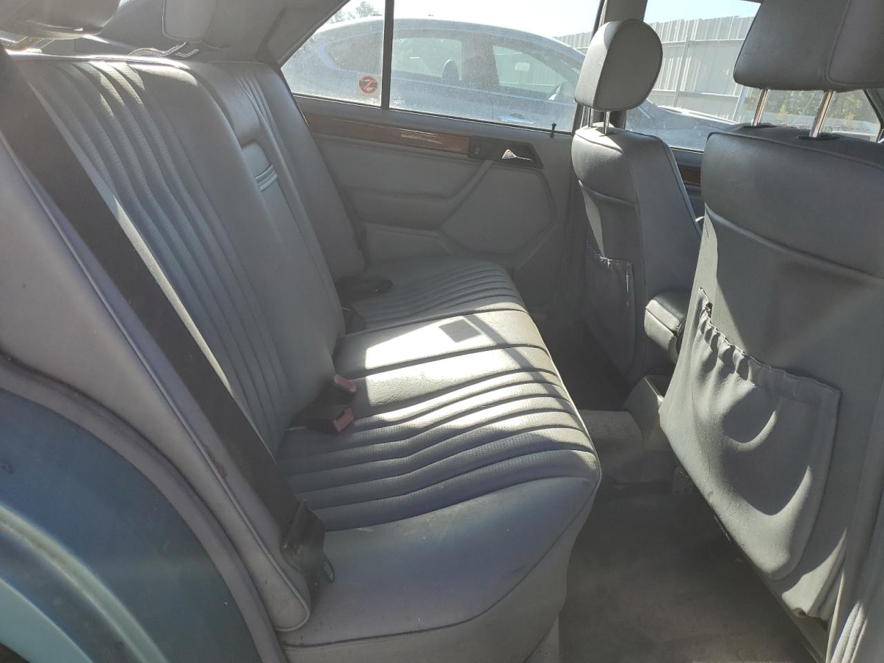 1992 Mercedes-benz 300 E 2.6 Бирюзовый vin: WDBEA26D7NB552341
