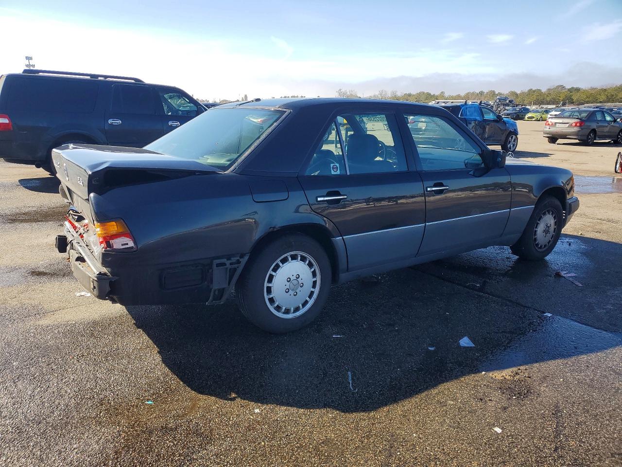 1992 Mercedes-benz 300 E 2.6 Черный vin: WDBEA26D7NB622159