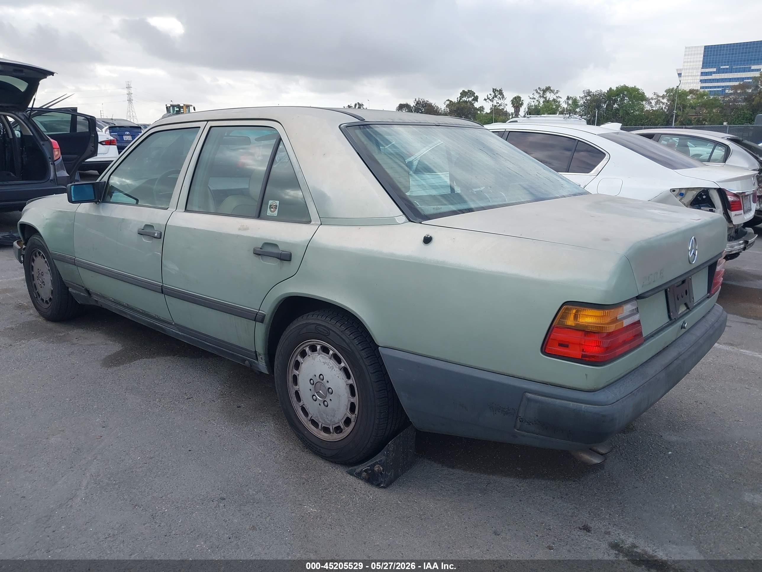 1987 Mercedes-benz 260 E Зеленый vin: WDBEA26D8HA542766