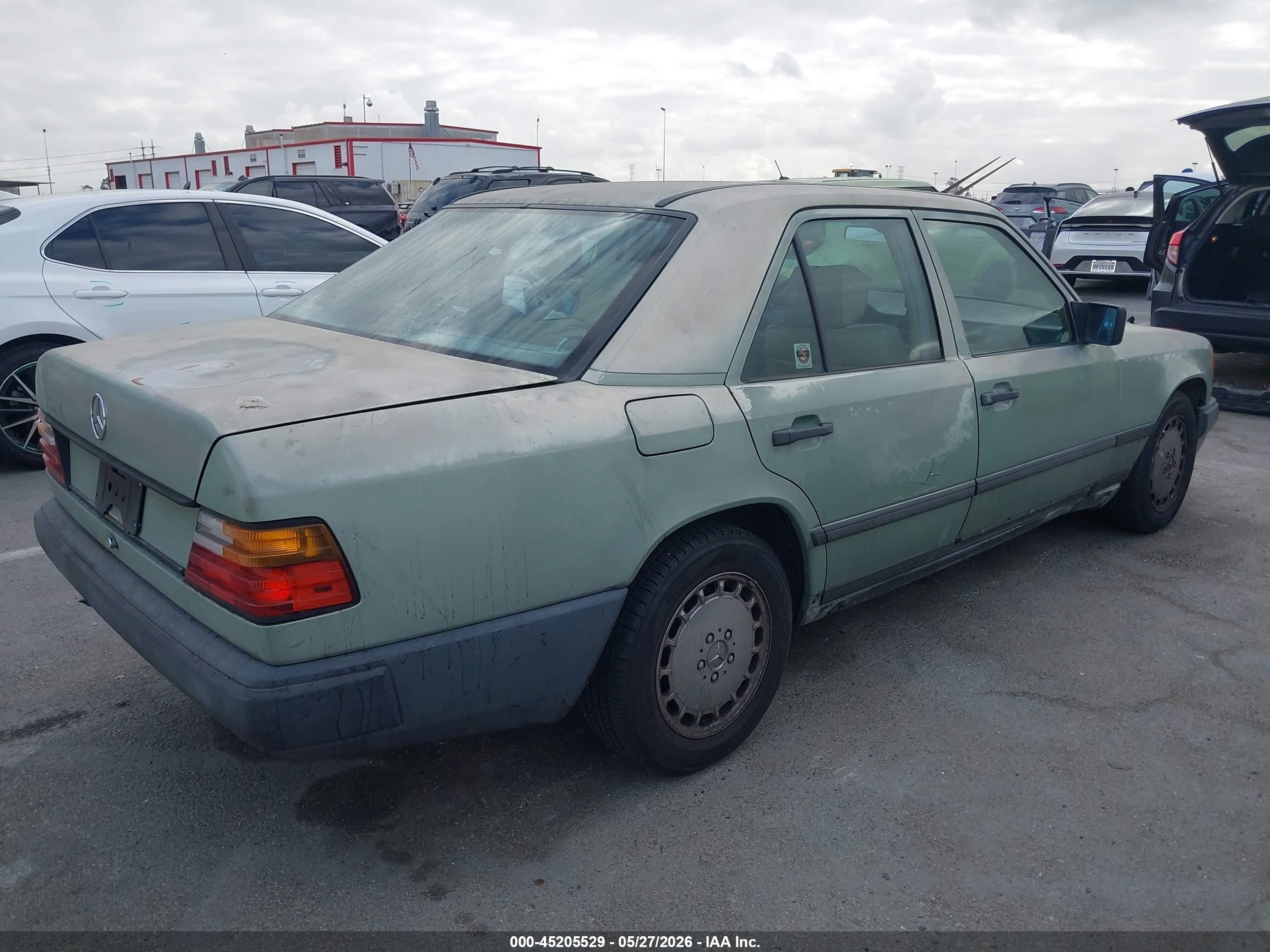 1987 Mercedes-benz 260 E Зеленый vin: WDBEA26D8HA542766