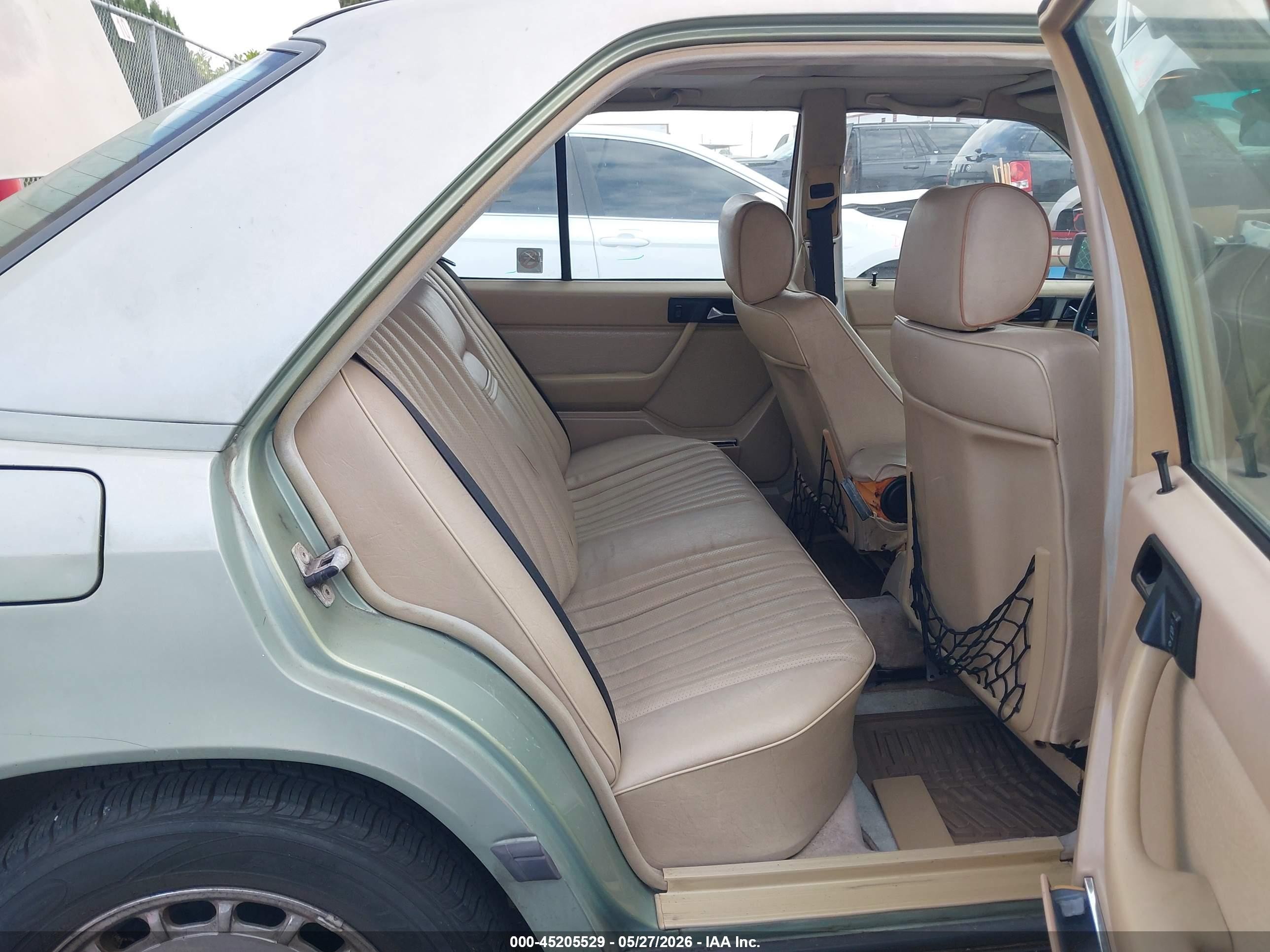 1987 Mercedes-benz 260 E Зеленый vin: WDBEA26D8HA542766