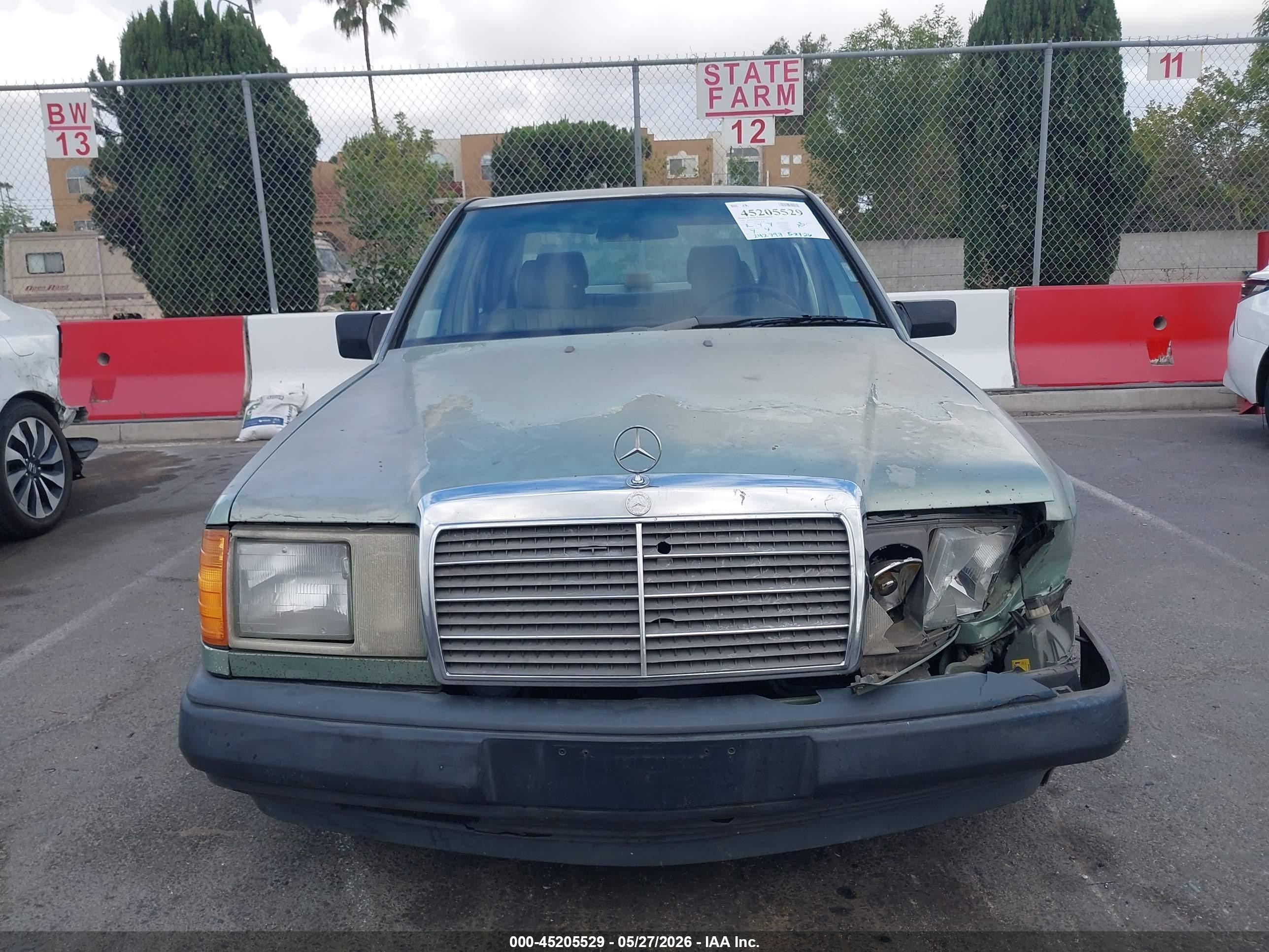 1987 Mercedes-benz 260 E Зеленый vin: WDBEA26D8HA542766