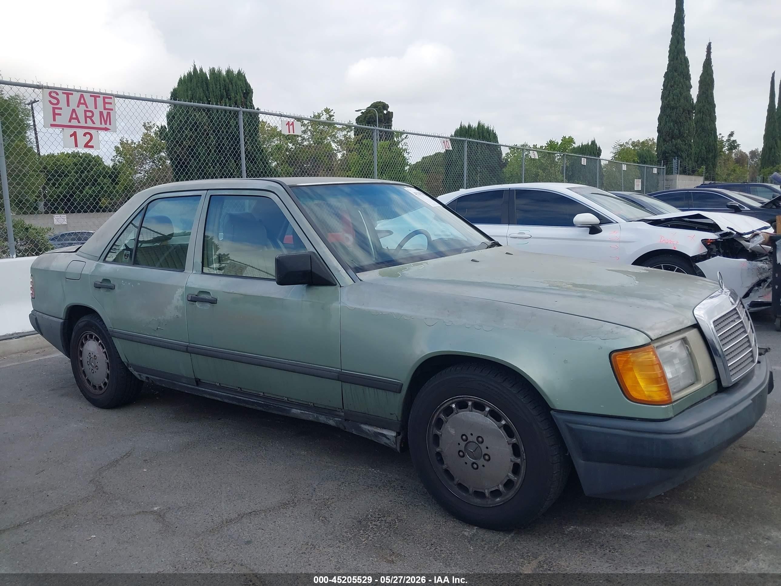 1987 Mercedes-benz 260 E Зеленый vin: WDBEA26D8HA542766