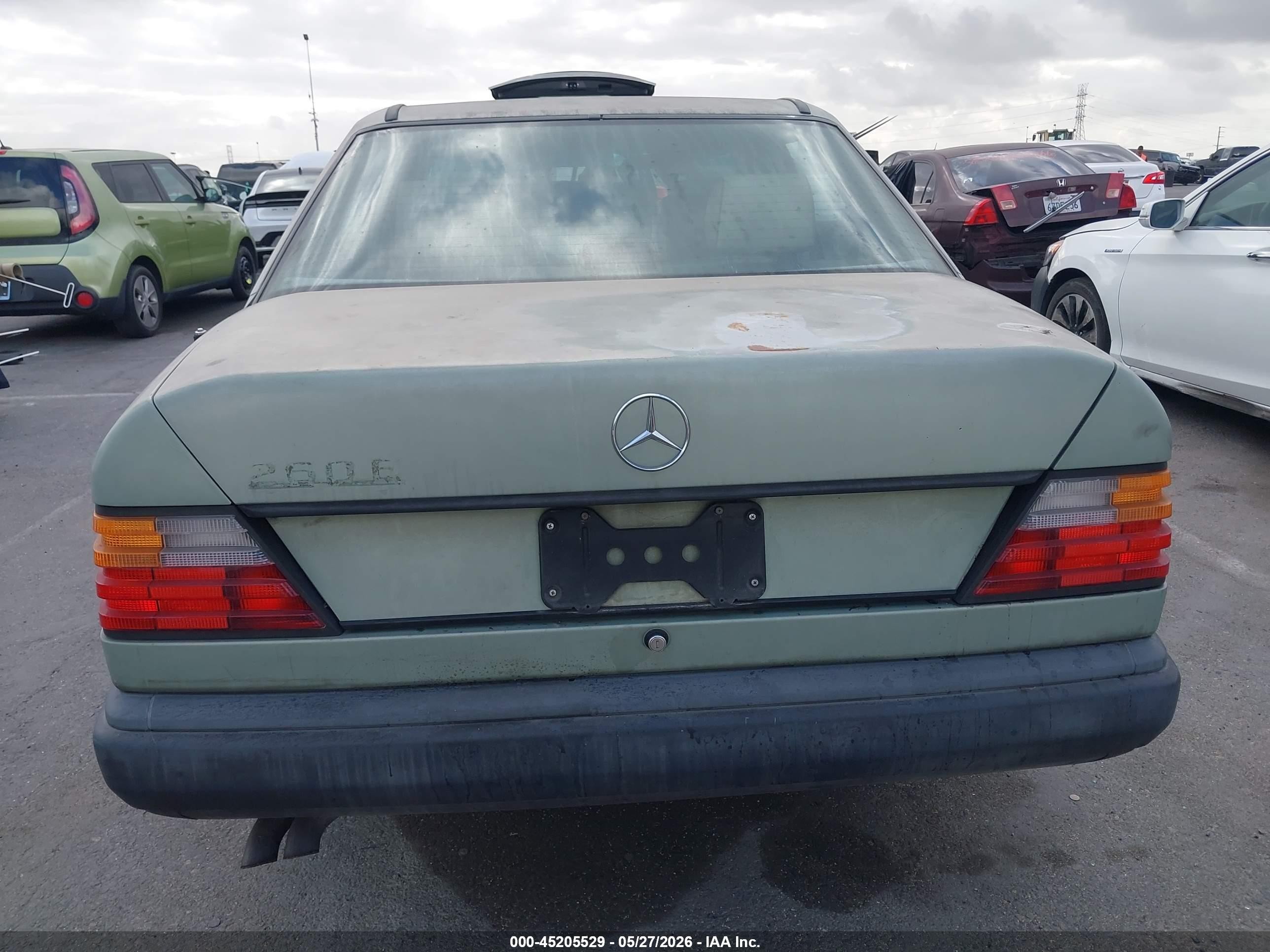 1987 Mercedes-benz 260 E Зеленый vin: WDBEA26D8HA542766