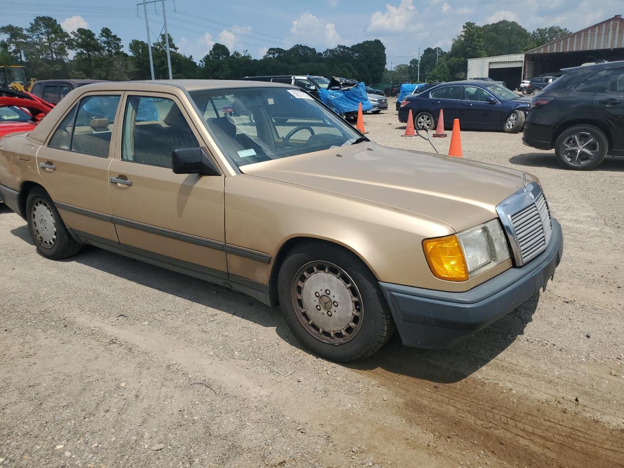 1987 Mercedes-benz 260 E Золотой vin: WDBEA26DXHA385290
