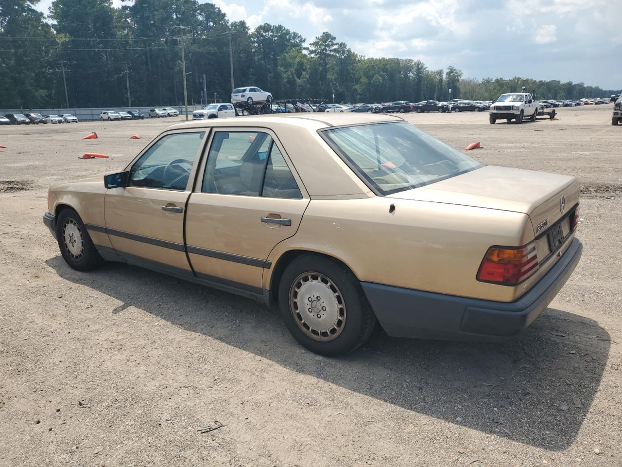 1987 Mercedes-benz 260 E Золотой vin: WDBEA26DXHA385290