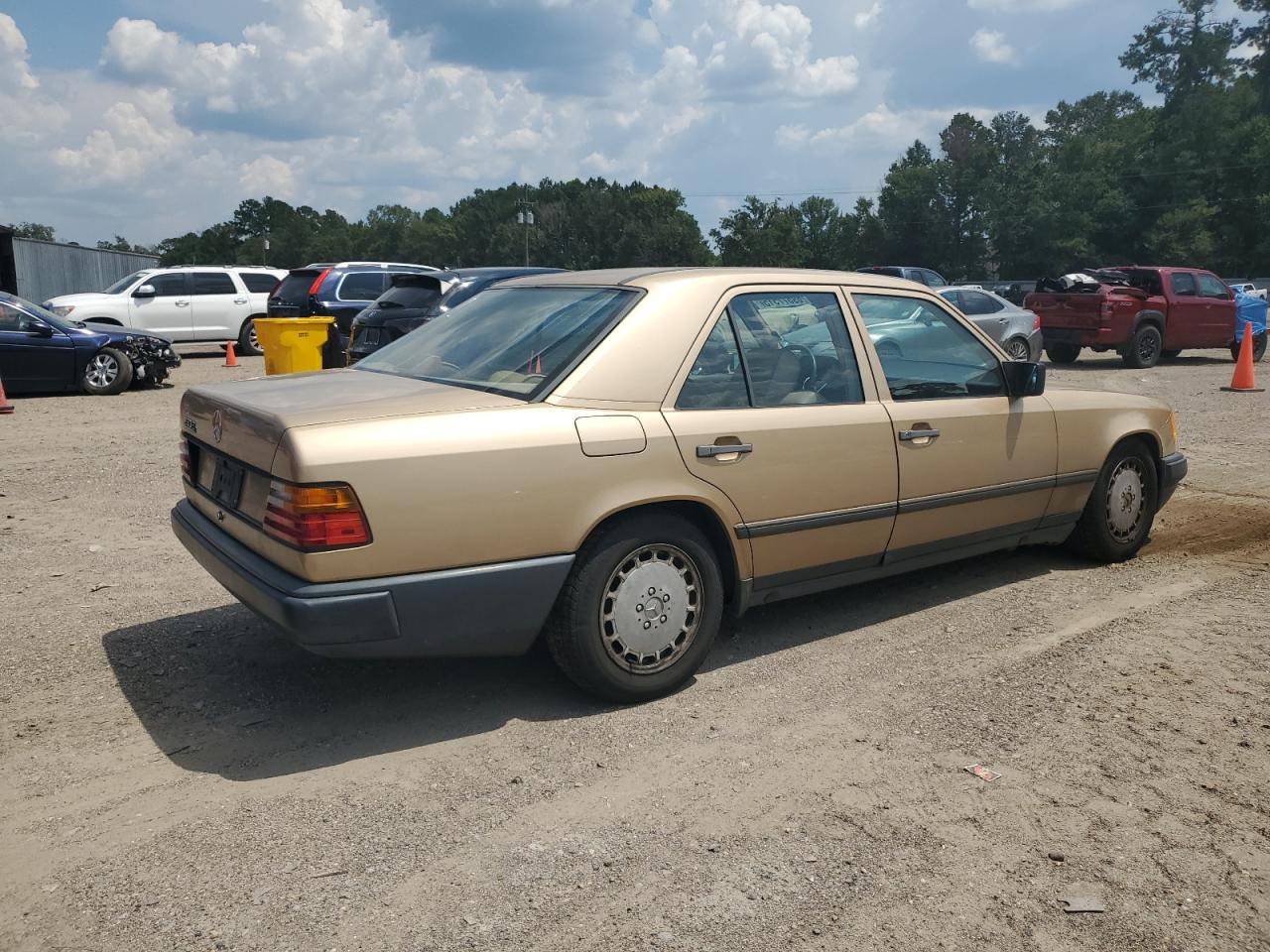 1987 Mercedes-benz 260 E Золотой vin: WDBEA26DXHA385290