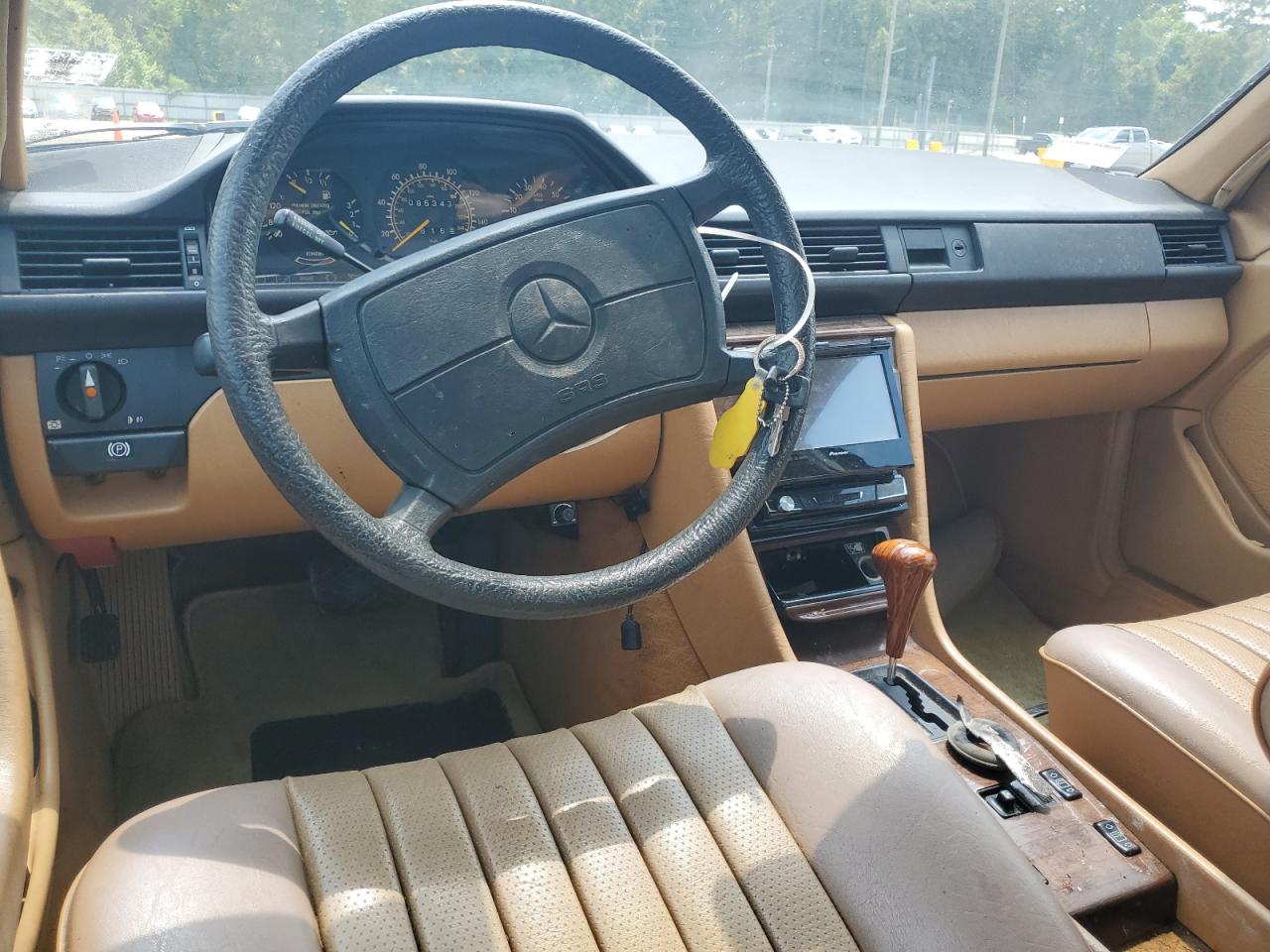 1987 Mercedes-benz 260 E Золотой vin: WDBEA26DXHA385290
