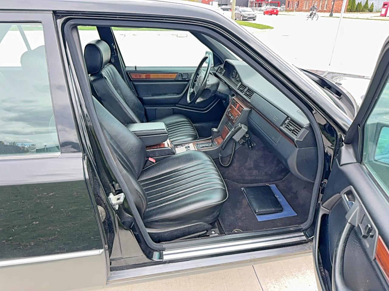1993 Mercedes-benz 300 E 2.8 Черный vin: WDBEA28E4PB858079
