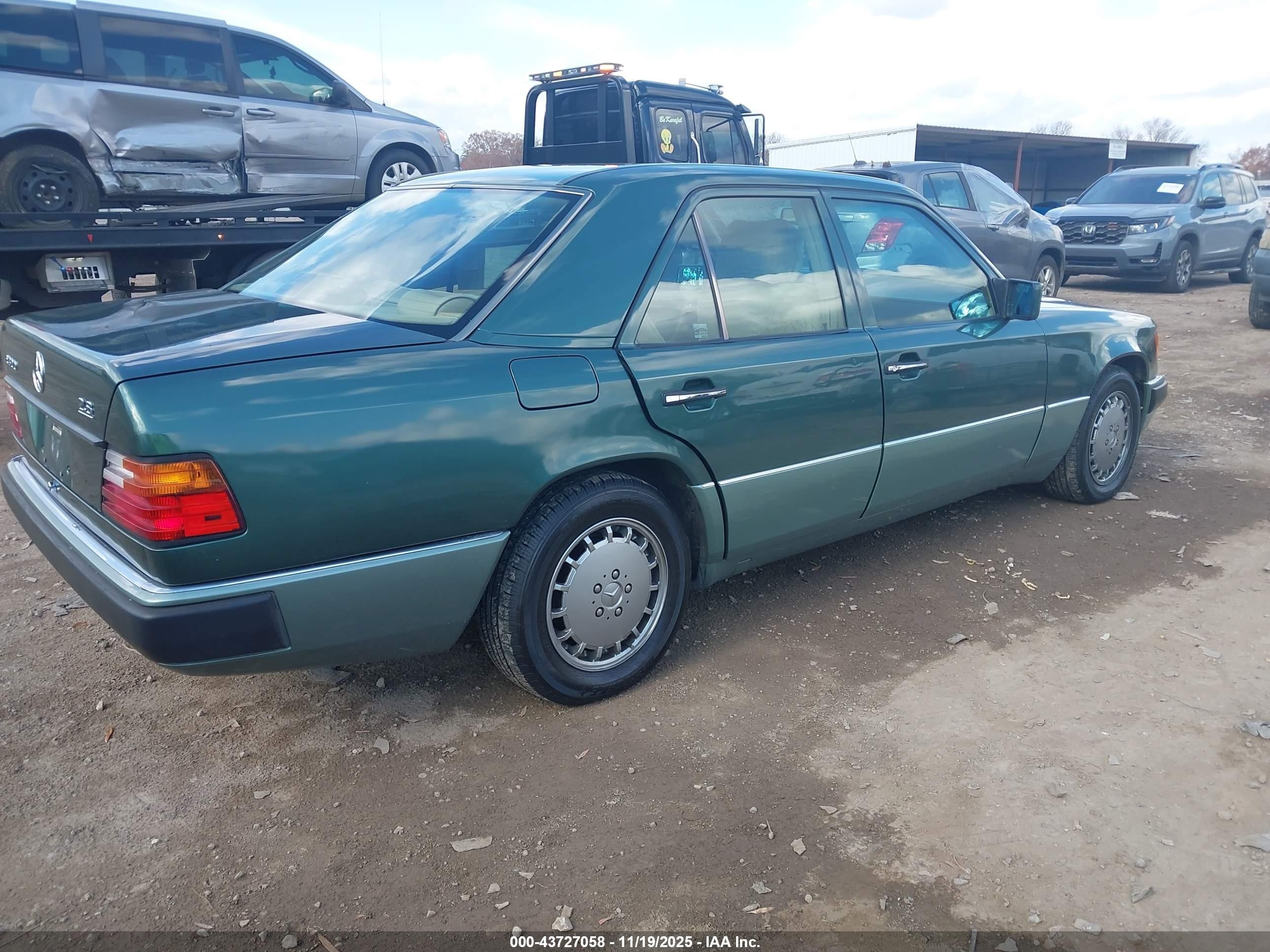1993 Mercedes-benz 300 E 2.8 Зеленый vin: WDBEA28E6PB964954