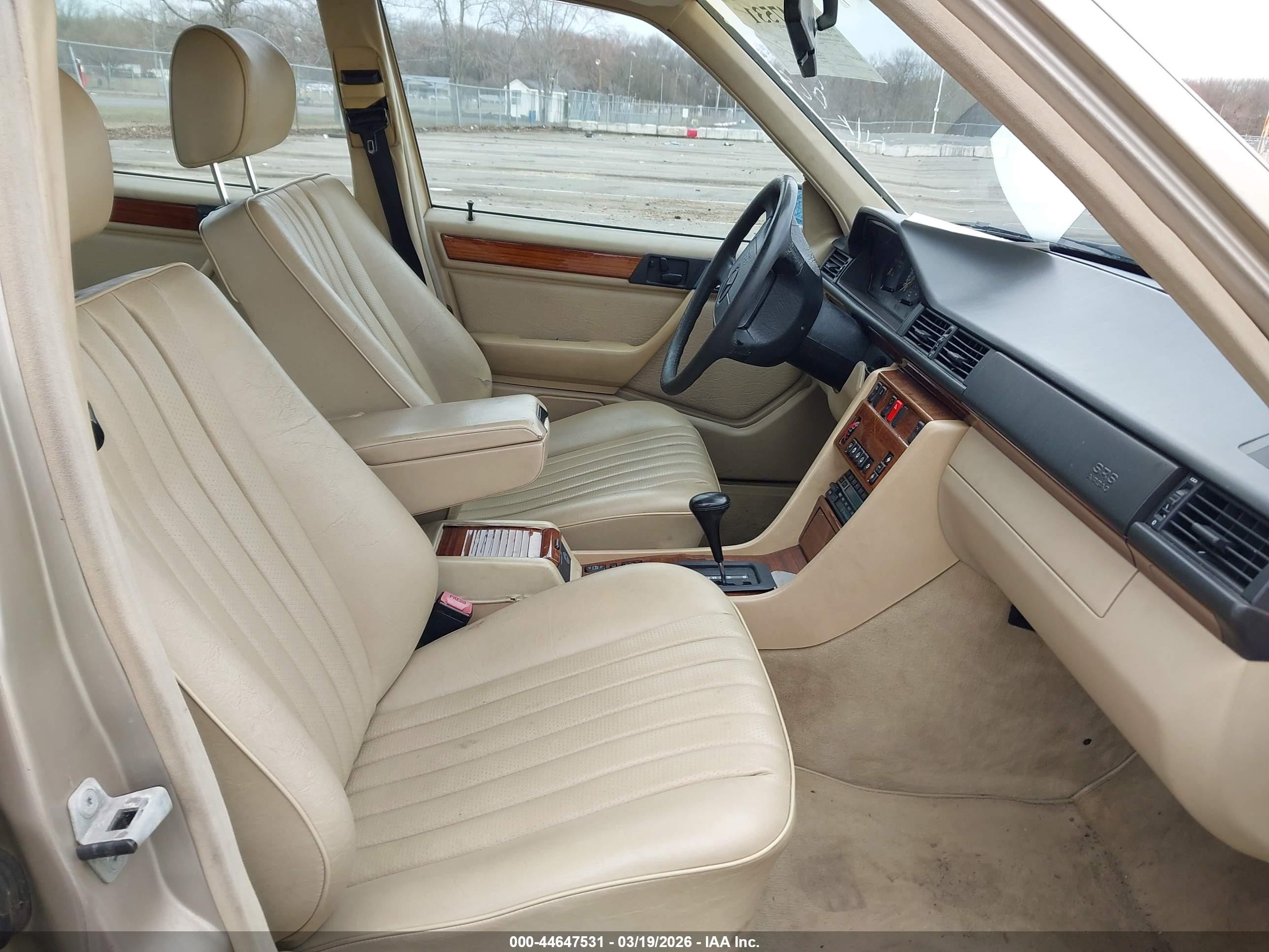 1993 Mercedes-benz 300 E 2.8 Beige vin: WDBEA28E9PB924349