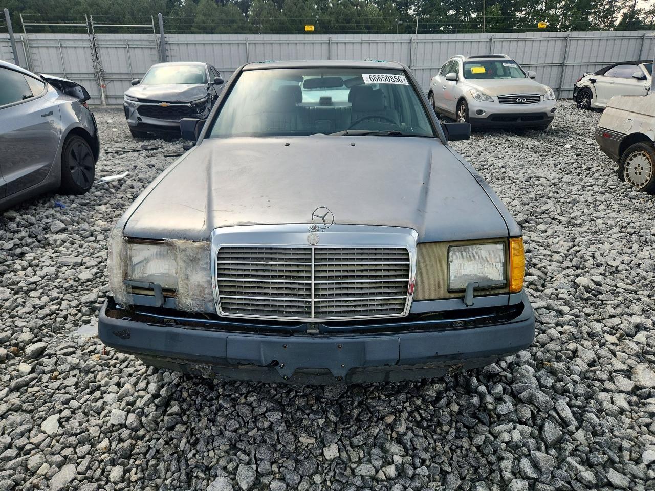 1988 Mercedes-benz 300 E Blue vin: WDBEA30D0JA648987