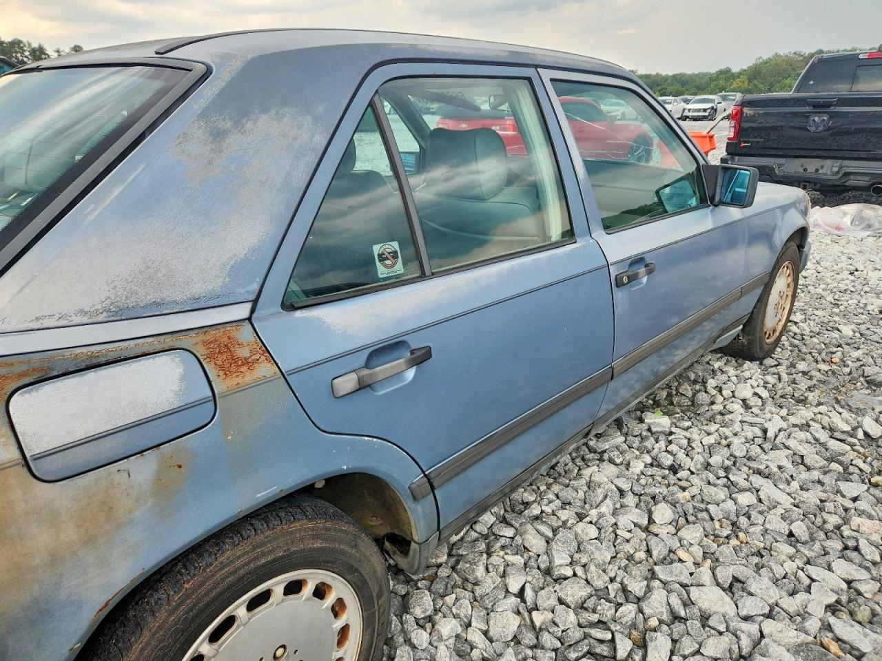 1988 Mercedes-benz 300 E Blue vin: WDBEA30D0JA648987