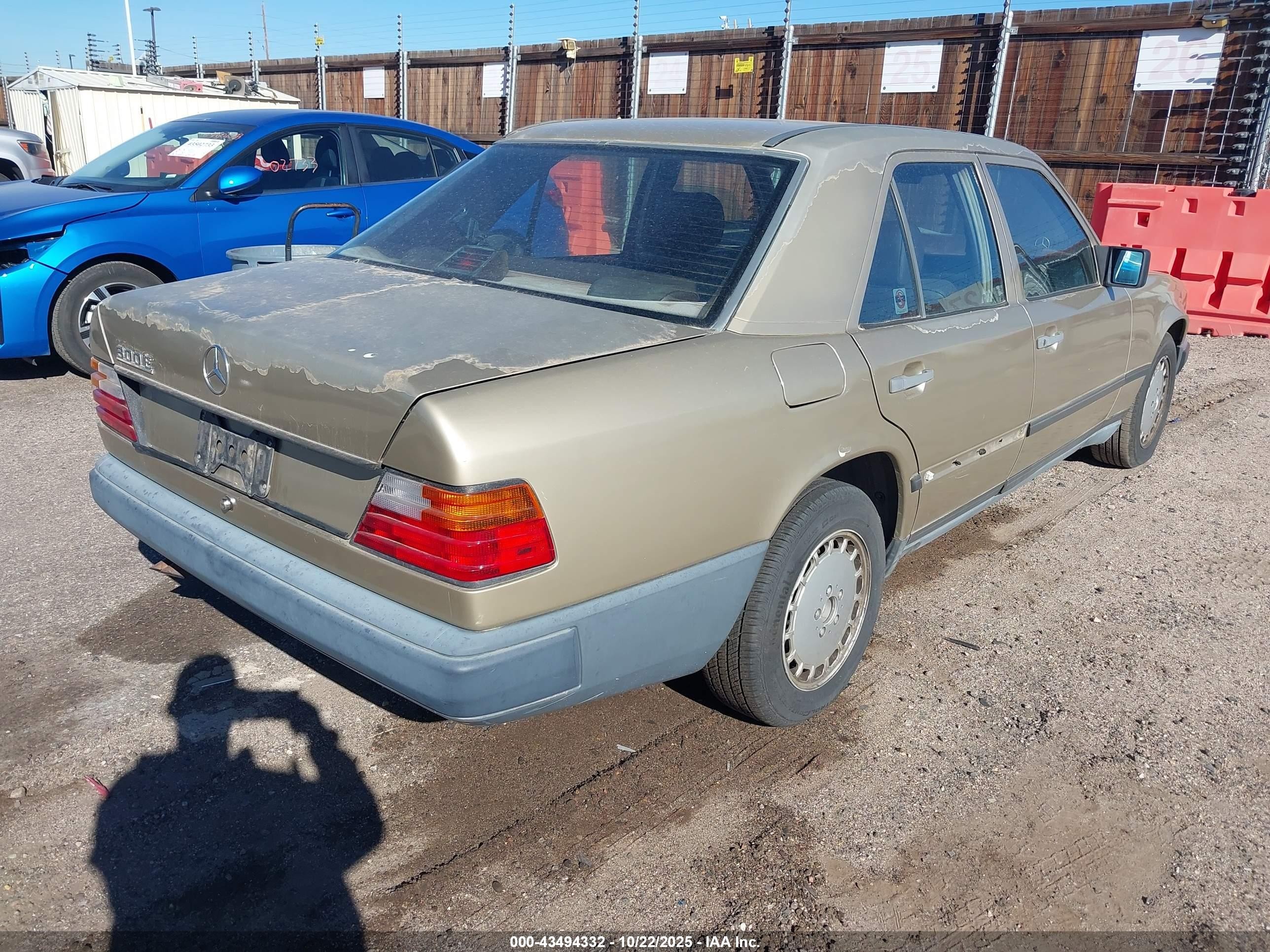 1988 Mercedes-benz 300 E Золотой vin: WDBEA30D1JA682307