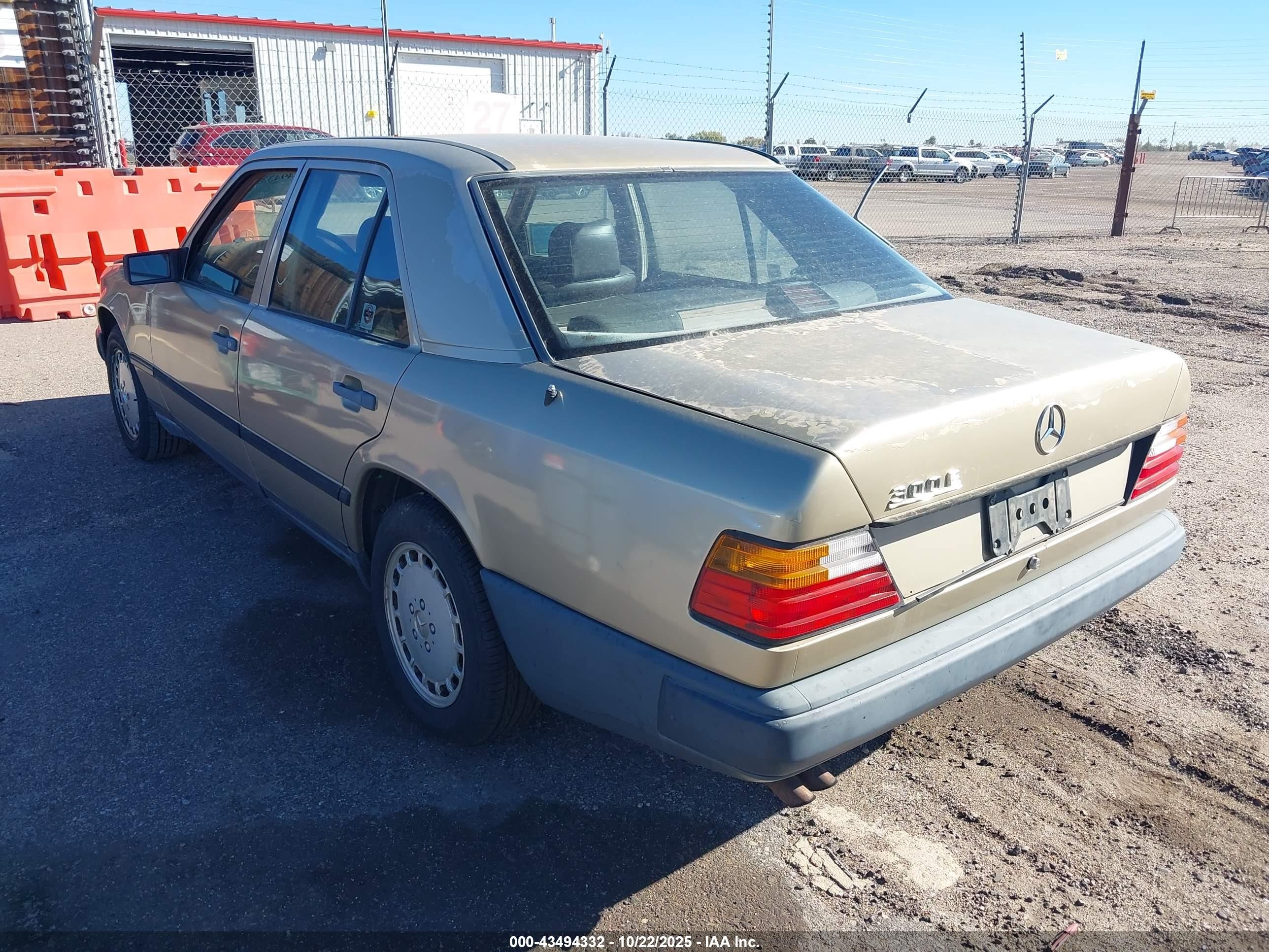1988 Mercedes-benz 300 E Золотой vin: WDBEA30D1JA682307