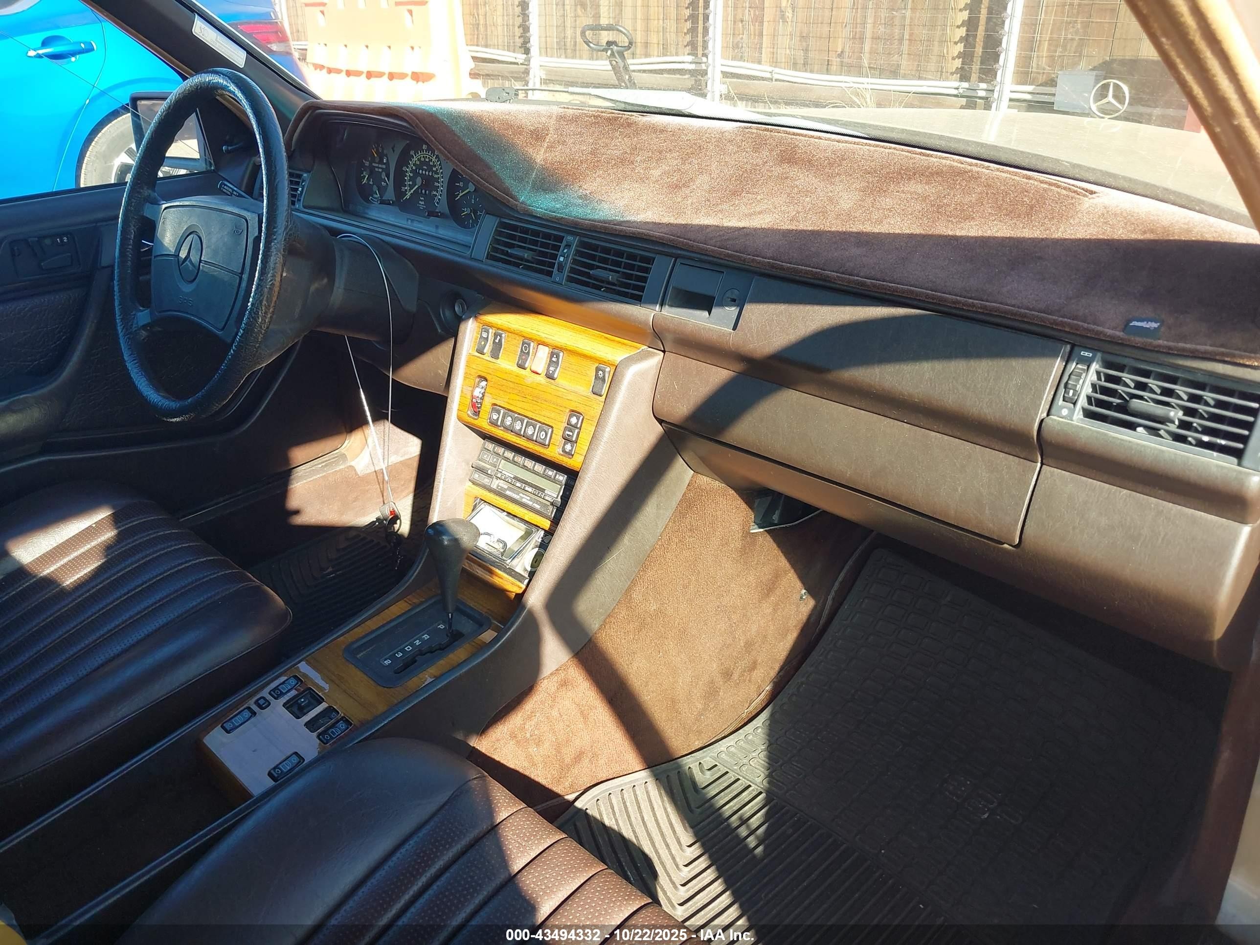 1988 Mercedes-benz 300 E Золотой vin: WDBEA30D1JA682307