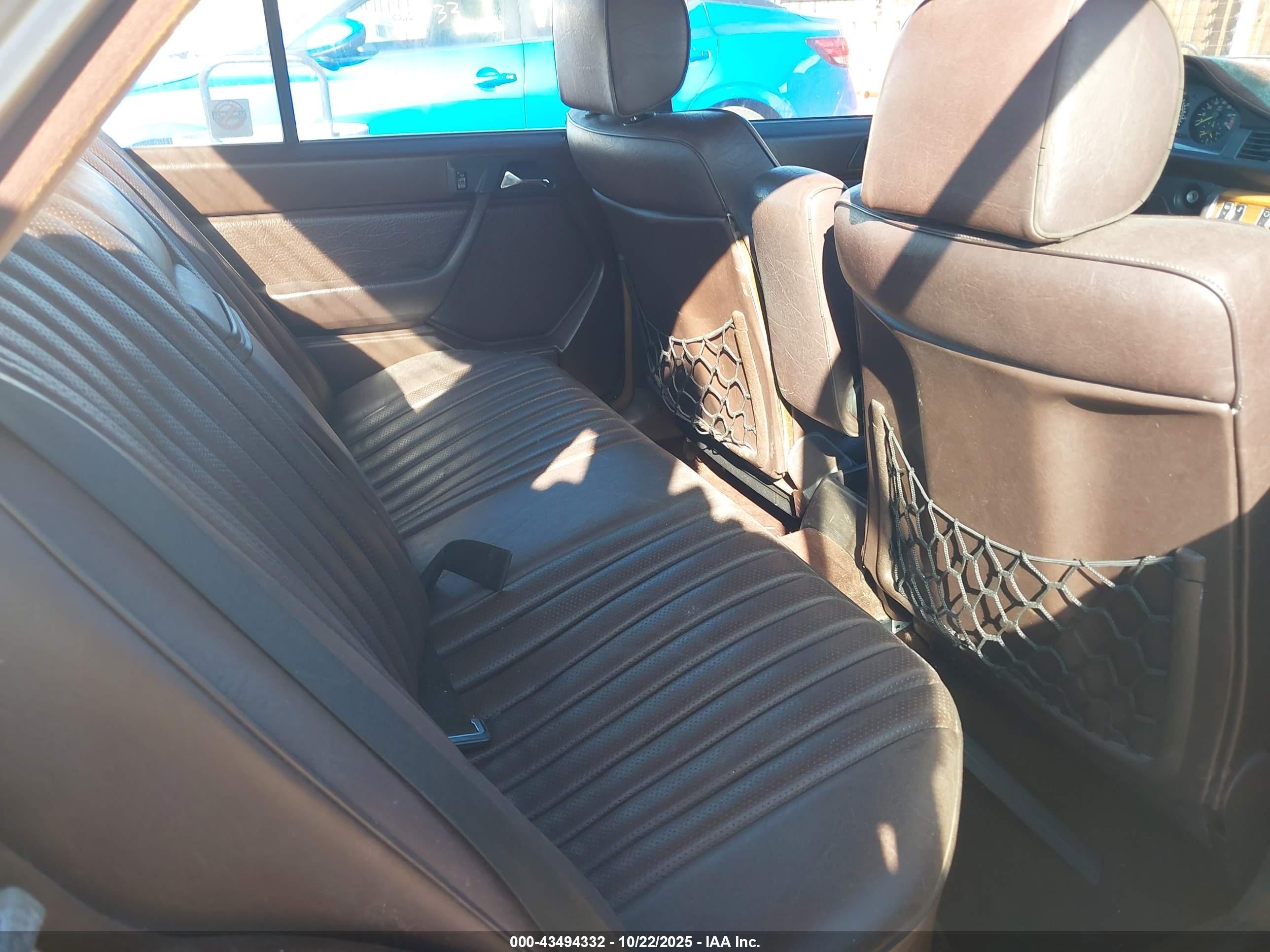 1988 Mercedes-benz 300 E Золотой vin: WDBEA30D1JA682307