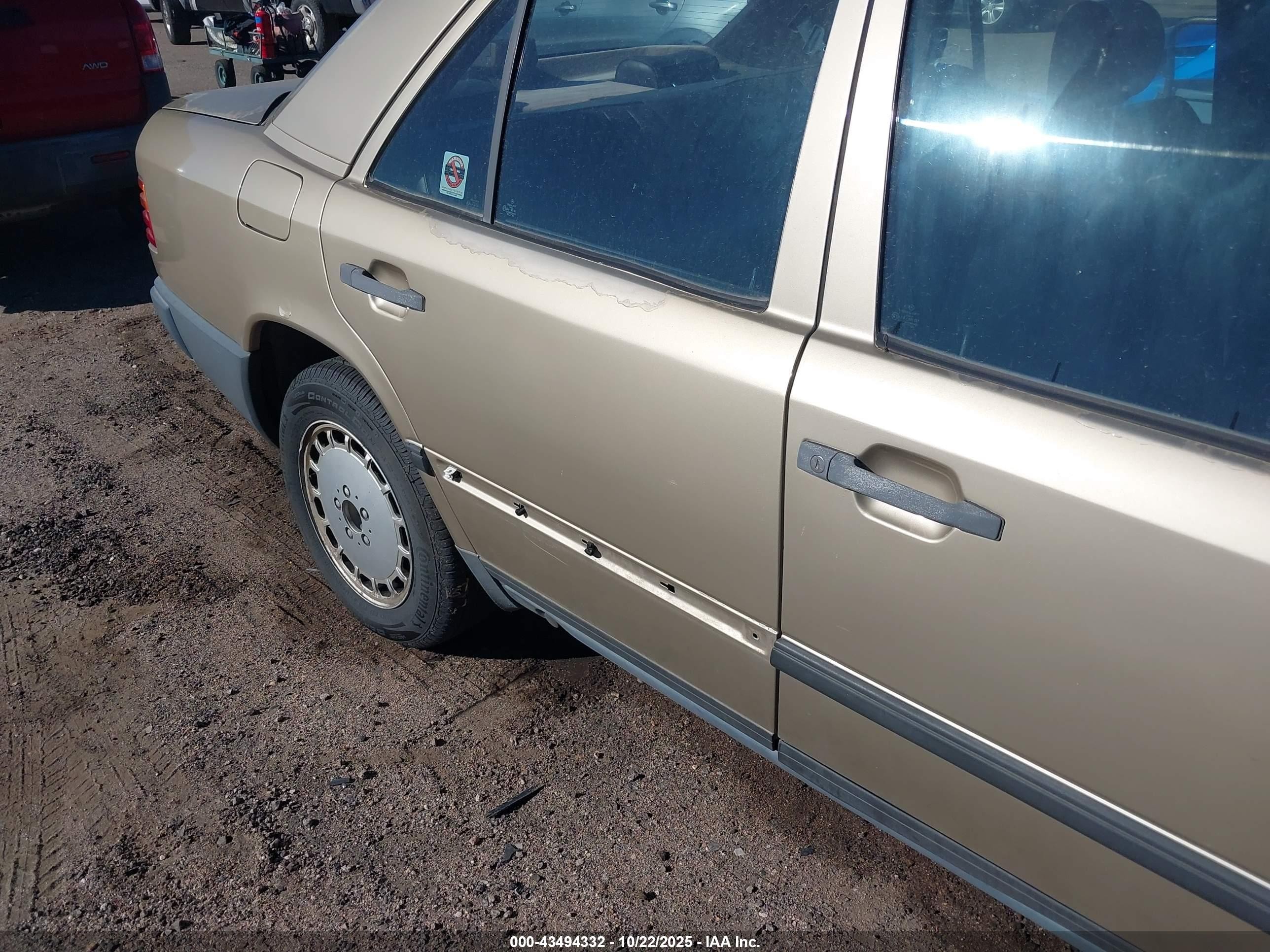 1988 Mercedes-benz 300 E Золотой vin: WDBEA30D1JA682307