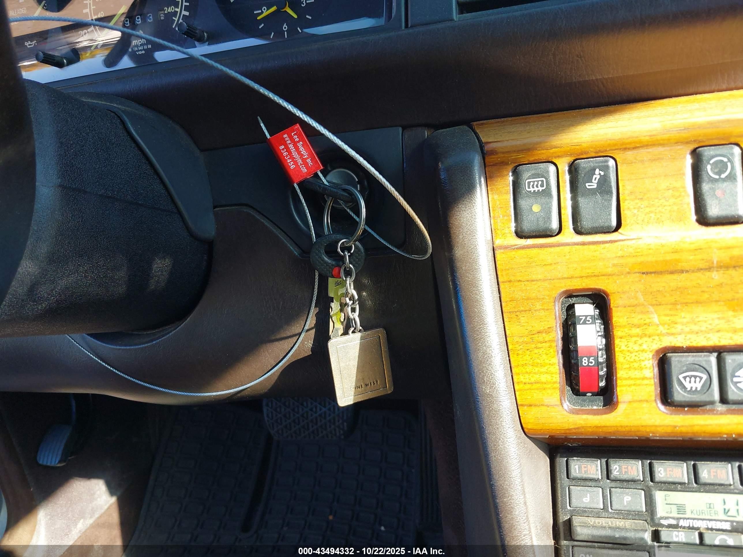 1988 Mercedes-benz 300 E Золотой vin: WDBEA30D1JA682307