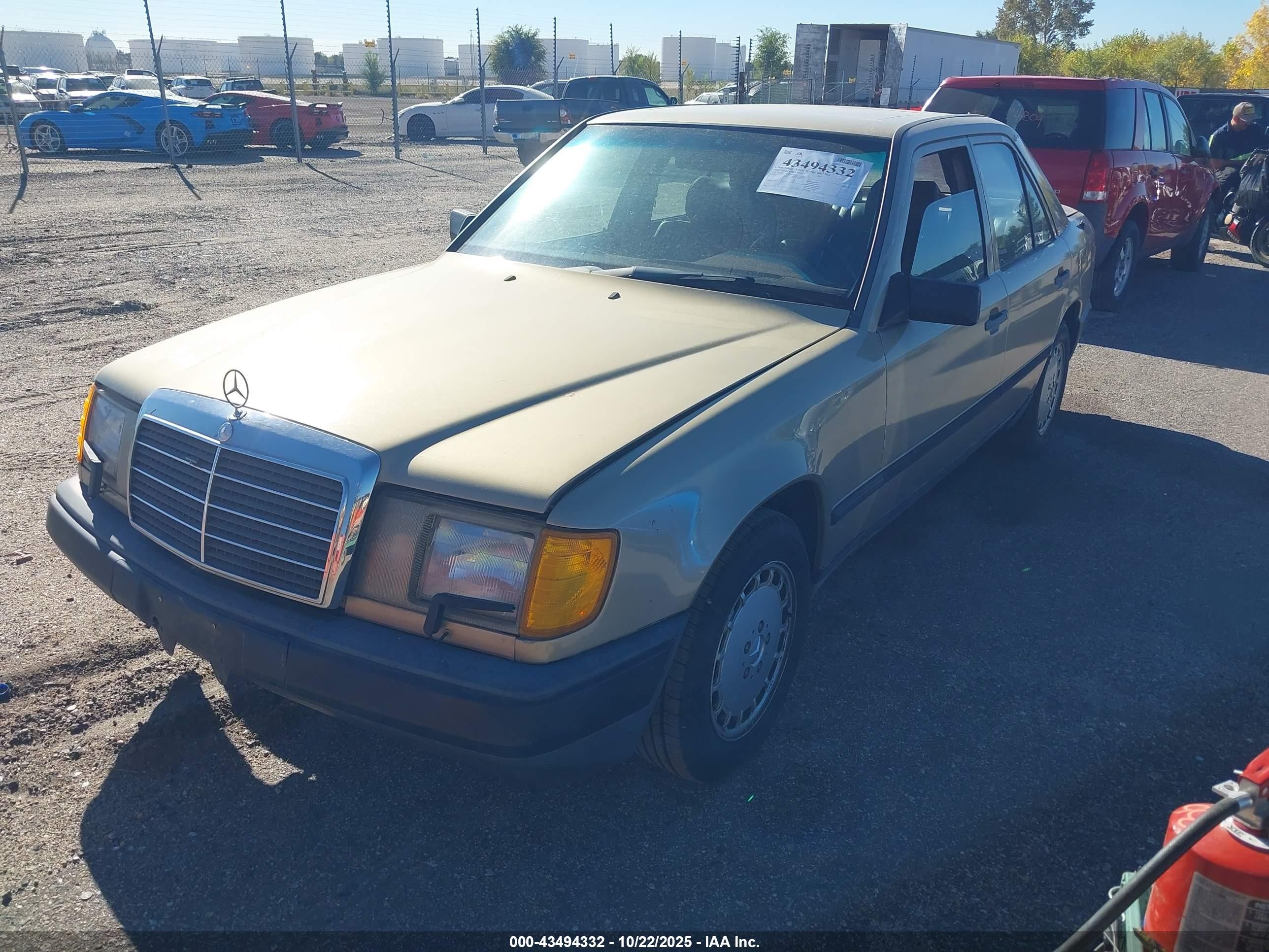 1988 Mercedes-benz 300 E Золотой vin: WDBEA30D1JA682307