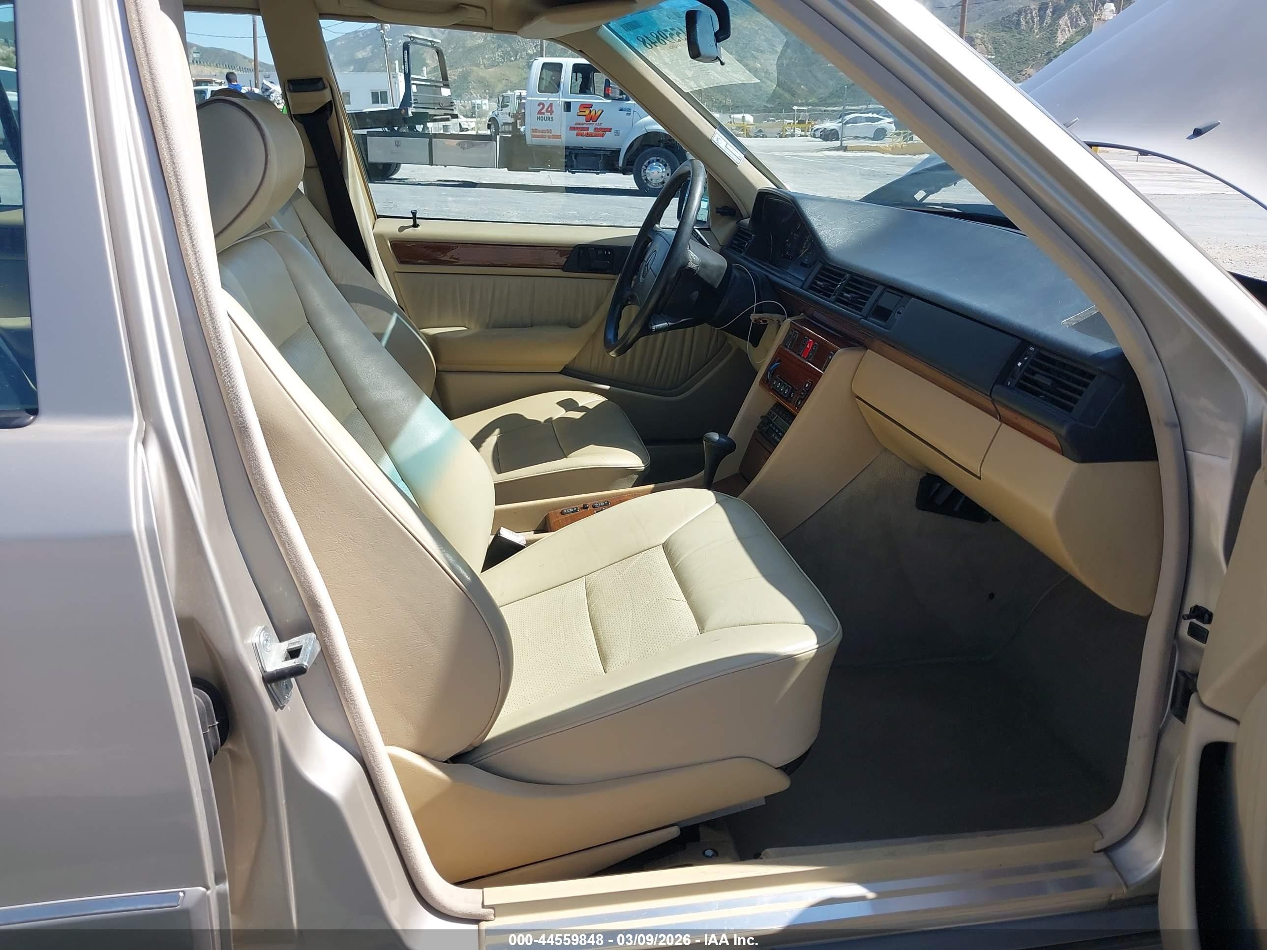 1990 Mercedes-benz 300 E Beige vin: WDBEA30D1LB194665