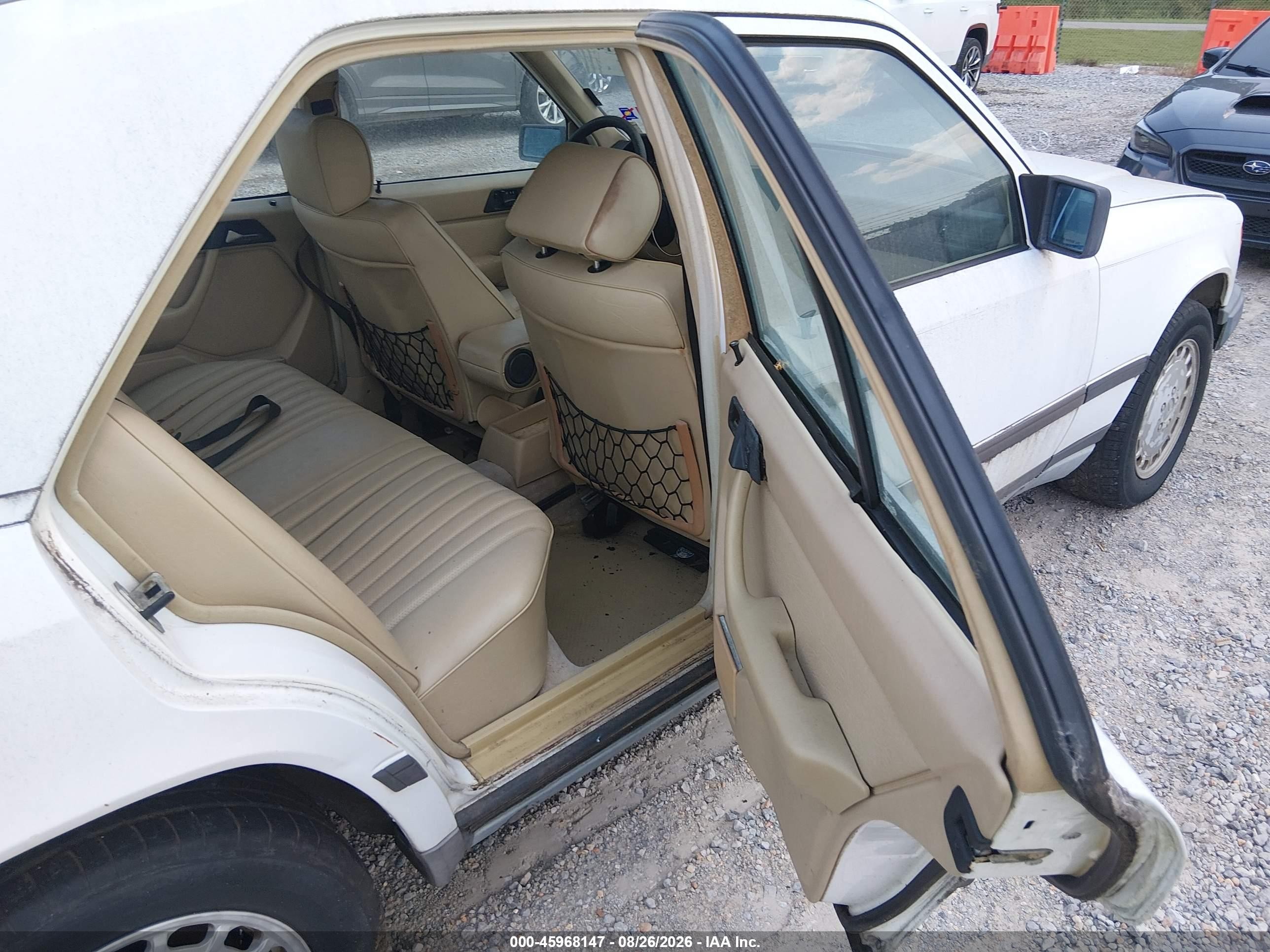 1987 Mercedes-benz 300 E White vin: WDBEA30D3HA545783