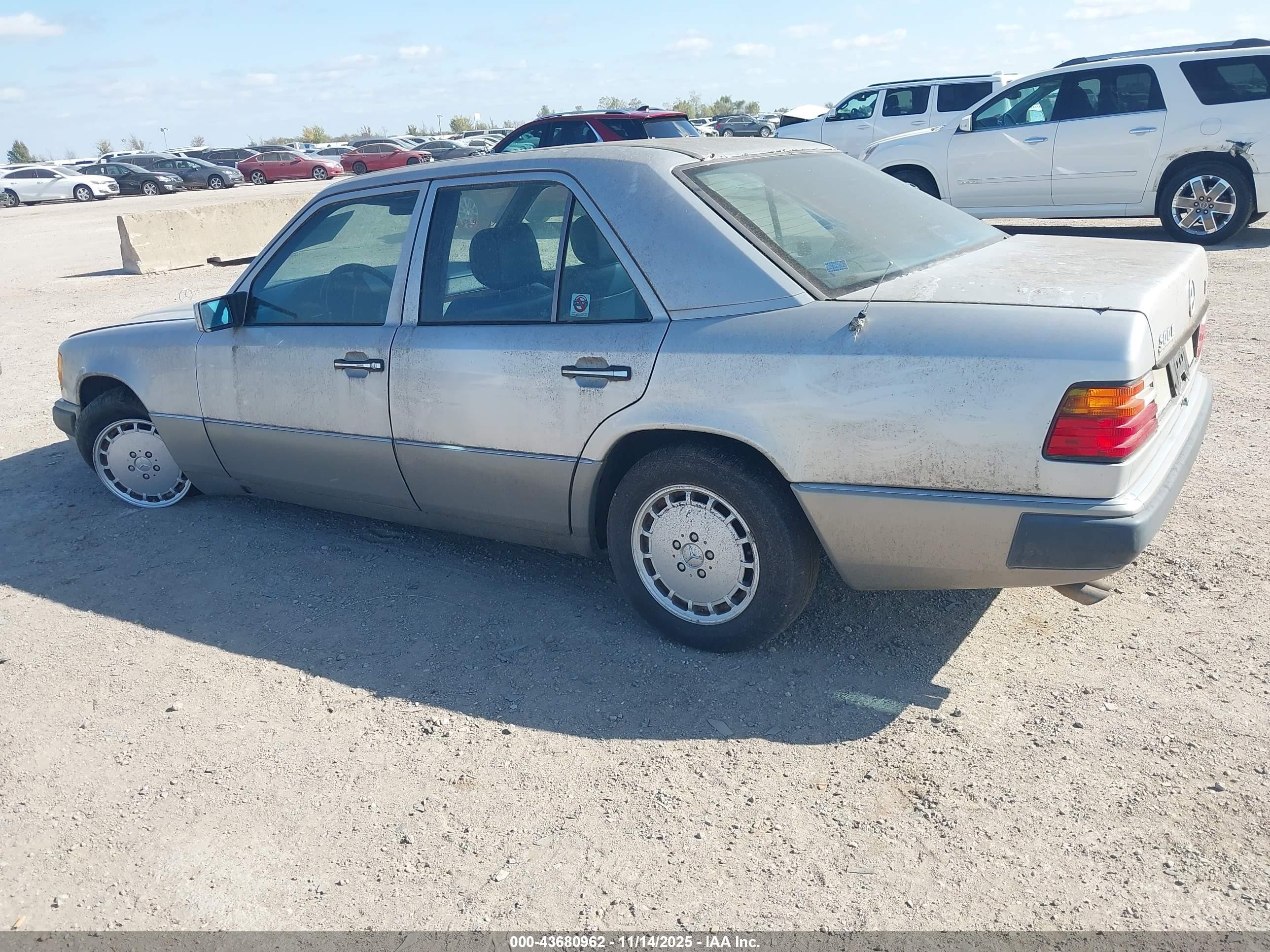 1990 Mercedes-benz 300 E Silver vin: WDBEA30D3LB109261
