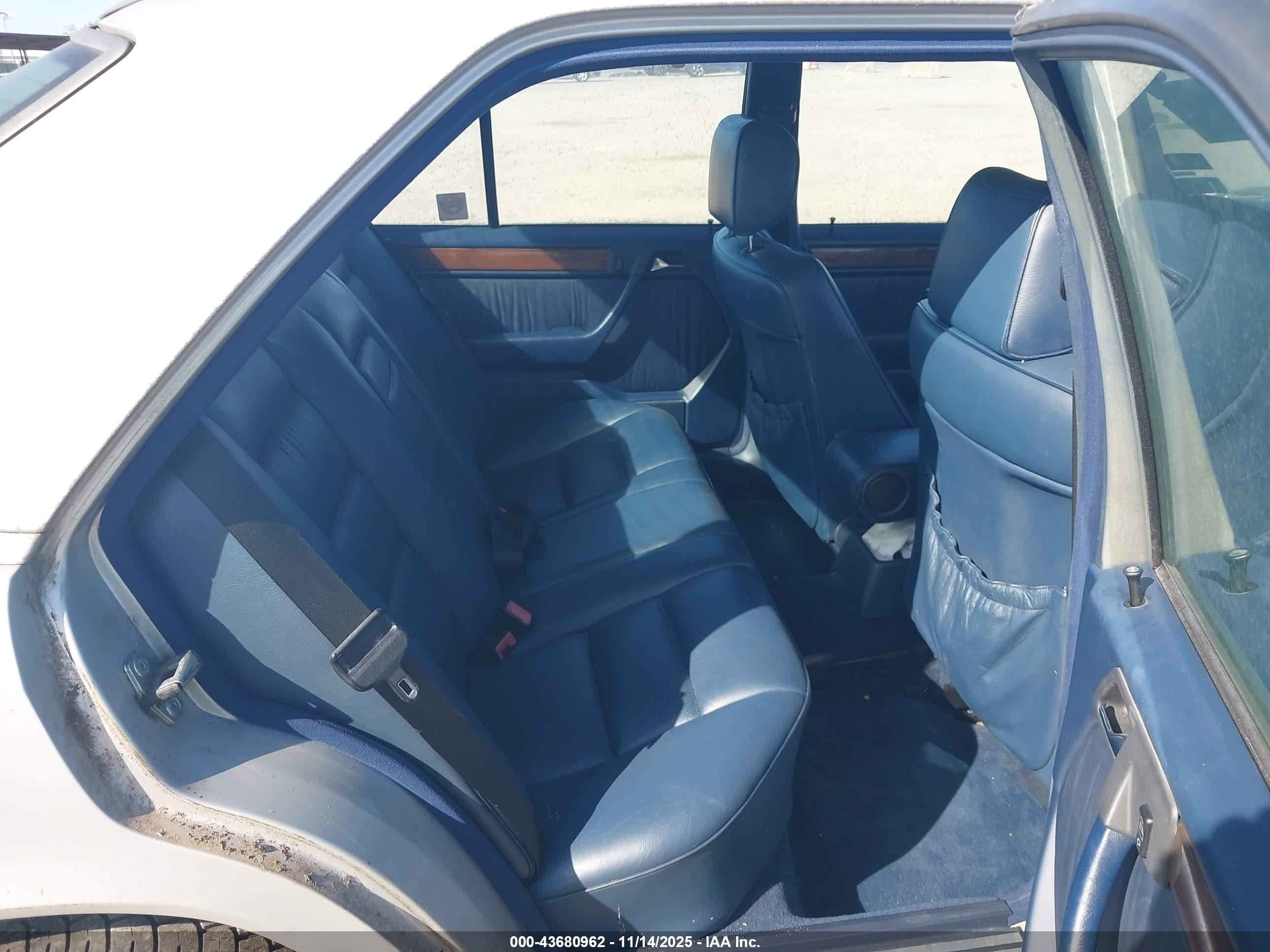 1990 Mercedes-benz 300 E Silver vin: WDBEA30D3LB109261