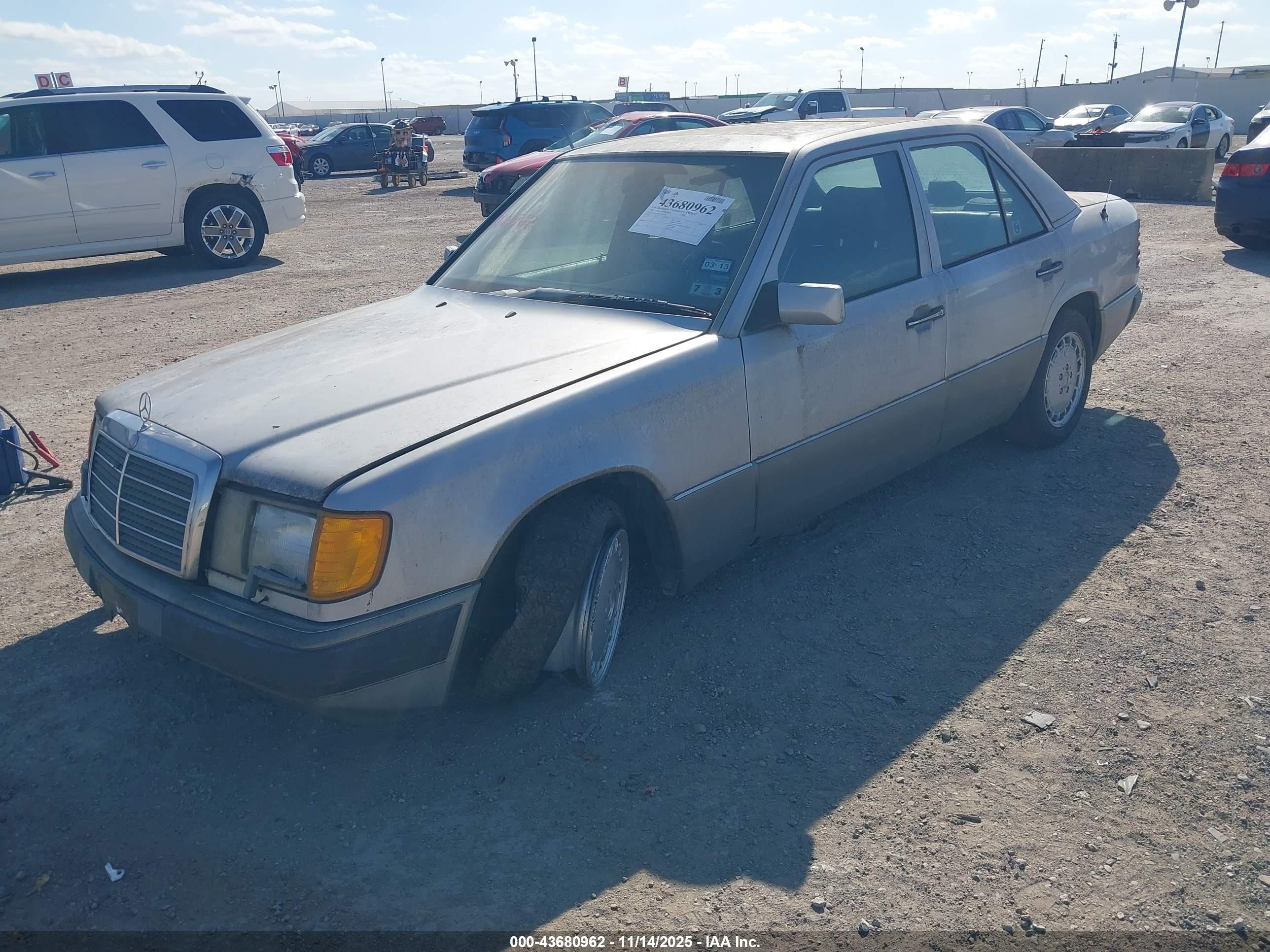 1990 Mercedes-benz 300 E Silver vin: WDBEA30D3LB109261